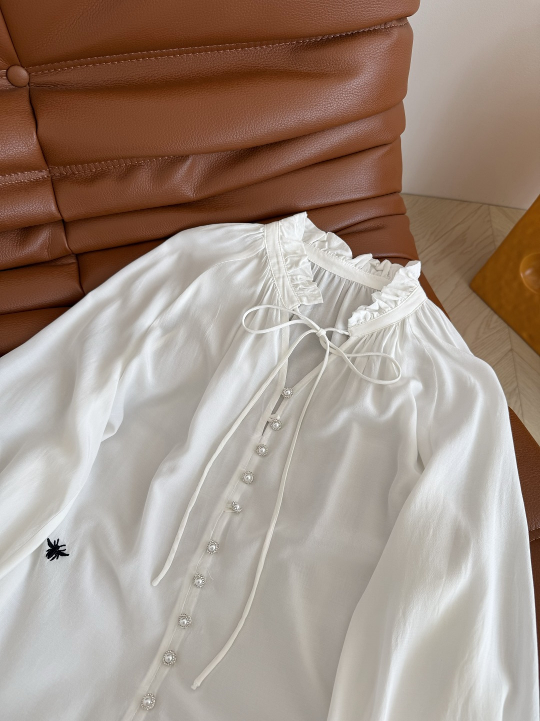 复古气质 25 秋冬 小蜜蜂刺绣点缀衬衫 重磅百分百人丝面料 一股优雅和复古的气息 抬气质于无形中 木耳