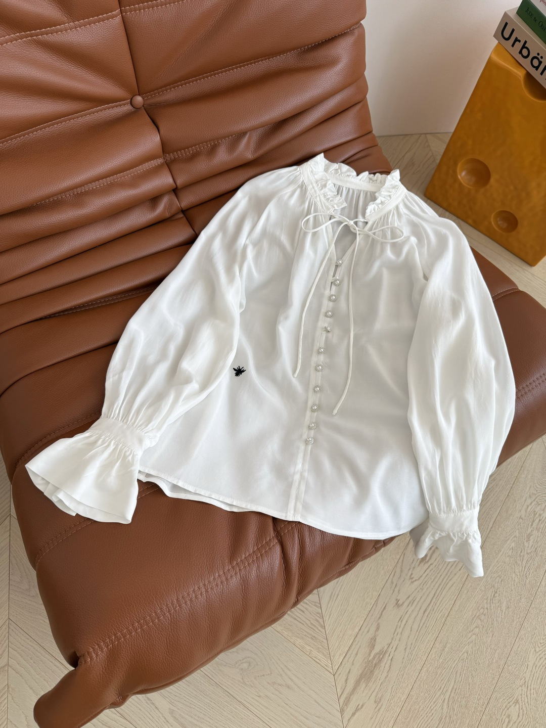 复古气质 25 秋冬 小蜜蜂刺绣点缀衬衫 重磅百分百人丝面料 一股优雅和复古的气息 抬气质于无形中 木耳