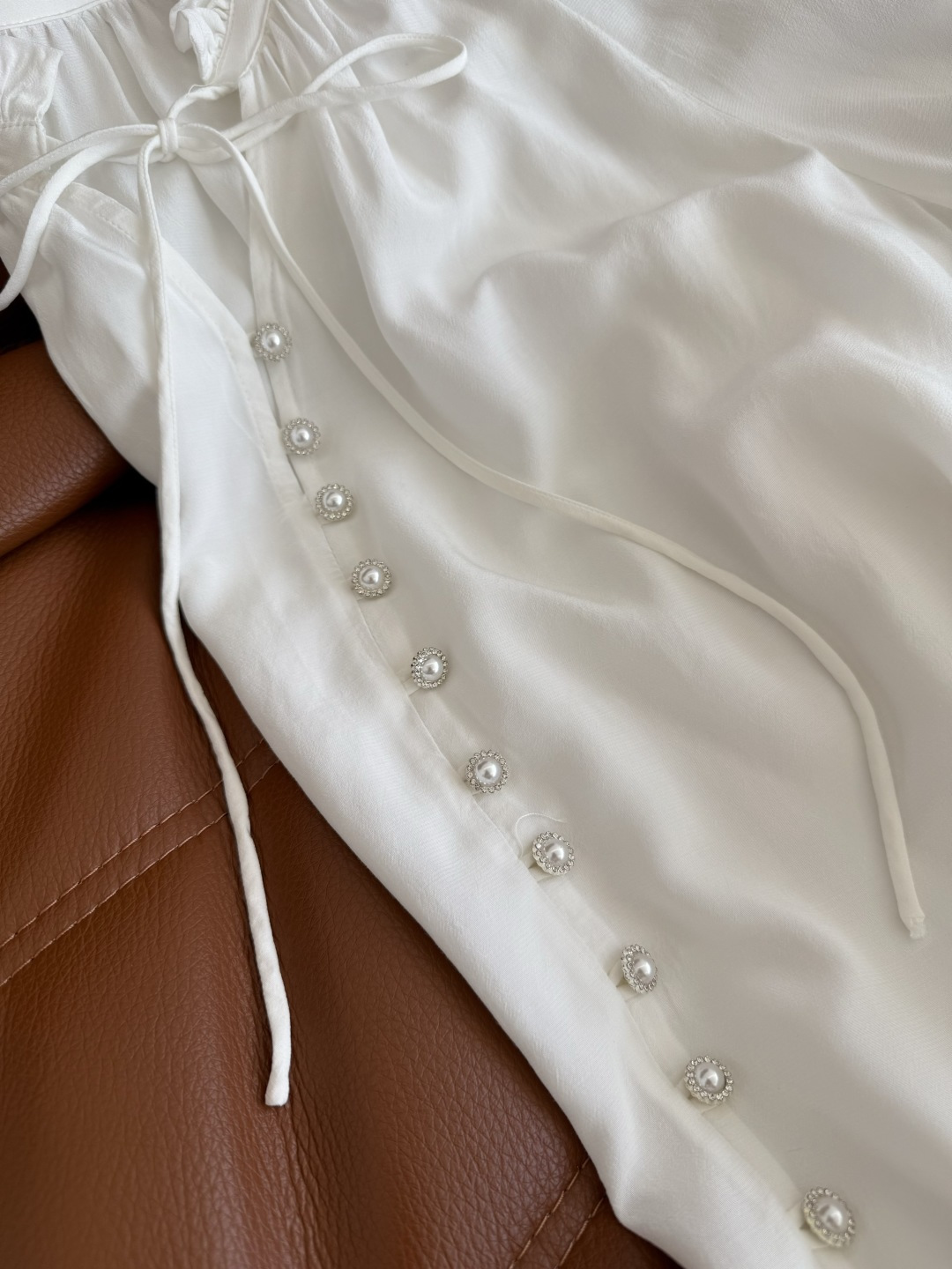 复古气质 25 秋冬 小蜜蜂刺绣点缀衬衫 重磅百分百人丝面料 一股优雅和复古的气息 抬气质于无形中 木耳