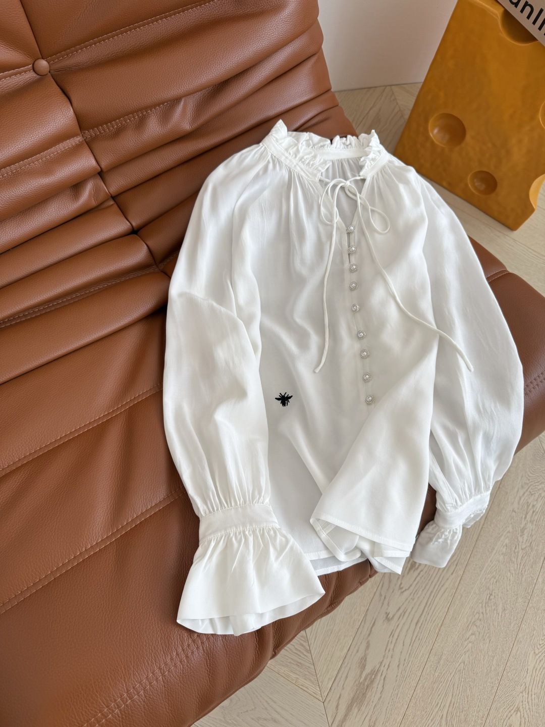 复古气质 25 秋冬 小蜜蜂刺绣点缀衬衫 重磅百分百人丝面料 一股优雅和复古的气息 抬气质于无形中 木耳