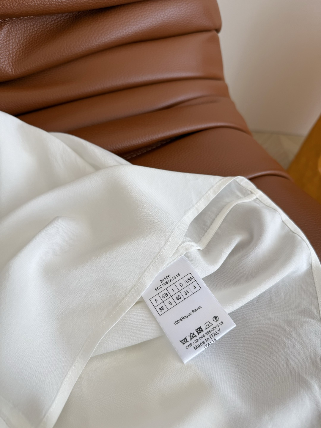 复古气质 25 秋冬 小蜜蜂刺绣点缀衬衫 重磅百分百人丝面料 一股优雅和复古的气息 抬气质于无形中 木耳