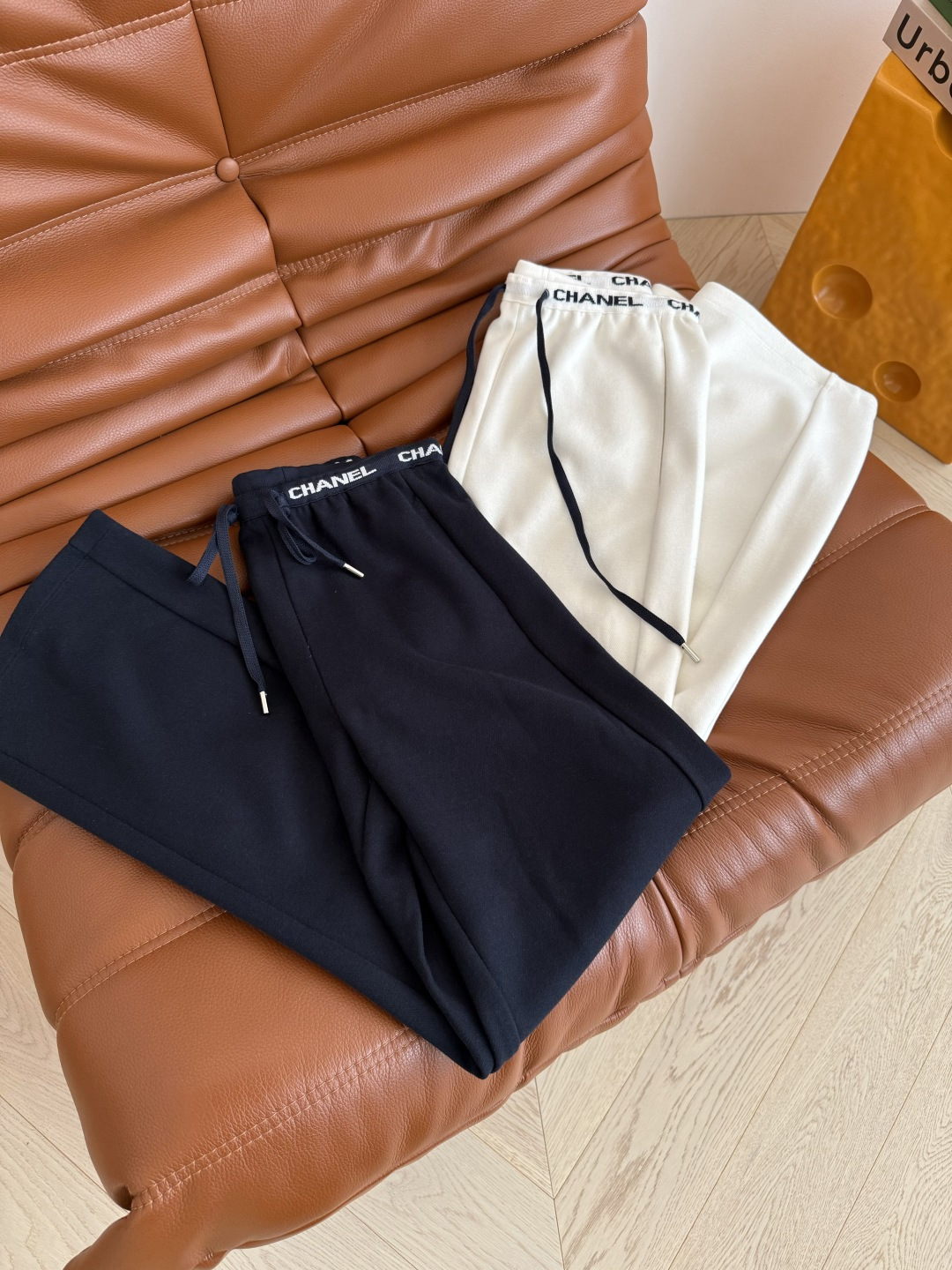 25秋冬 休闲必备直筒裤子 日常穿搭出街好帮手 各种外套卫衣毛衣随便搭 妥妥的休闲范和时髦感 腰部字母l