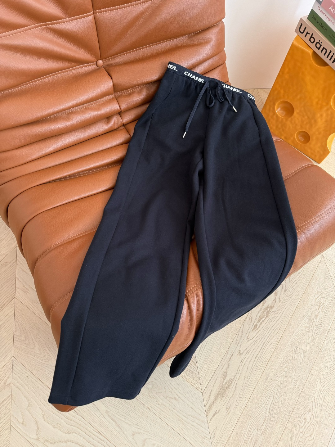 25秋冬 休闲必备直筒裤子 日常穿搭出街好帮手 各种外套卫衣毛衣随便搭 妥妥的休闲范和时髦感 腰部字母l