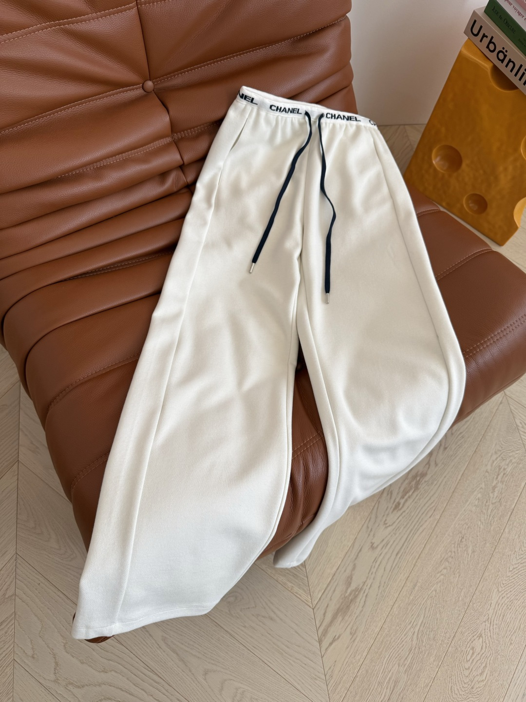 25秋冬 休闲必备直筒裤子 日常穿搭出街好帮手 各种外套卫衣毛衣随便搭 妥妥的休闲范和时髦感 腰部字母l