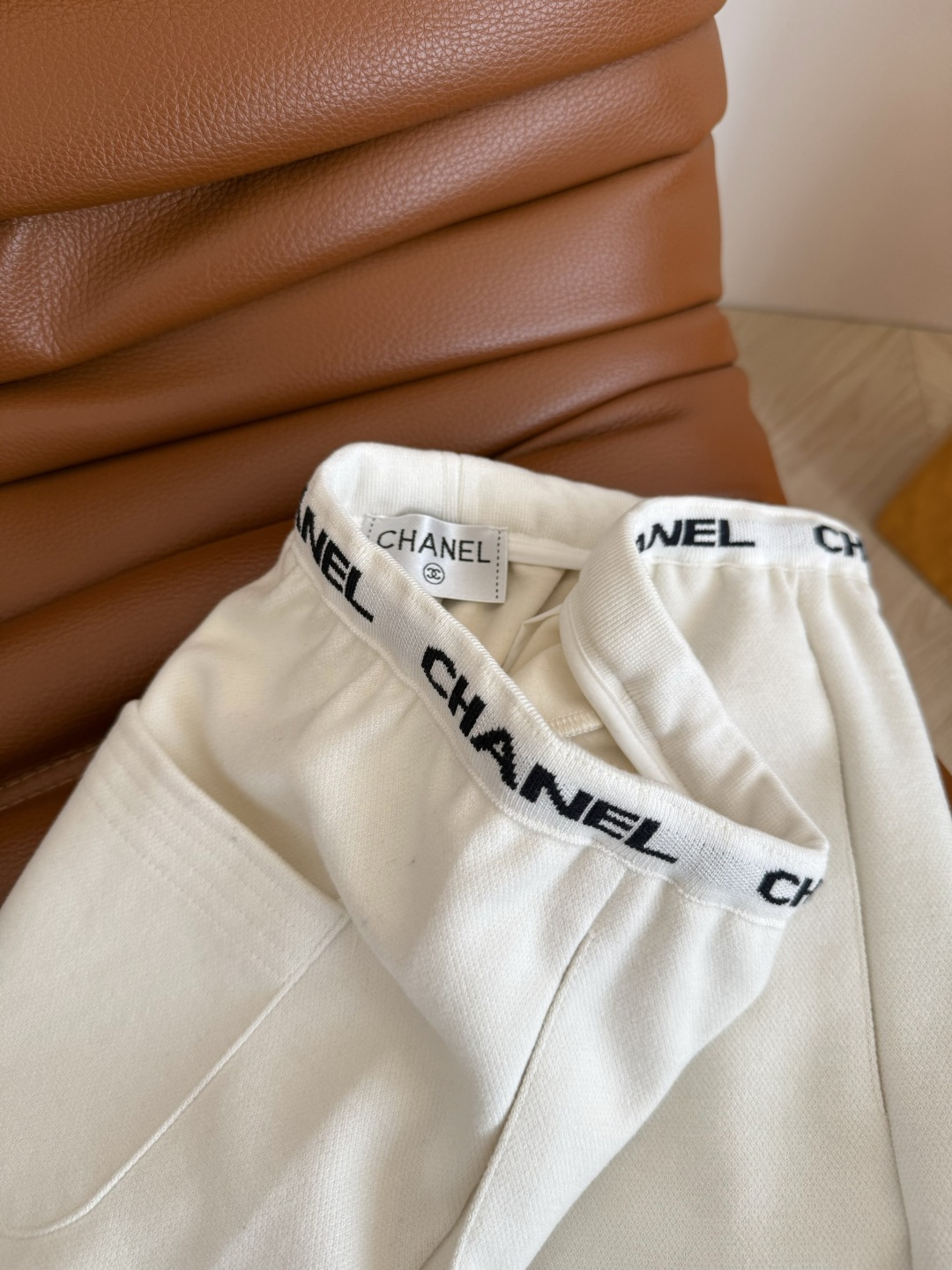 25秋冬 休闲必备直筒裤子 日常穿搭出街好帮手 各种外套卫衣毛衣随便搭 妥妥的休闲范和时髦感 腰部字母l