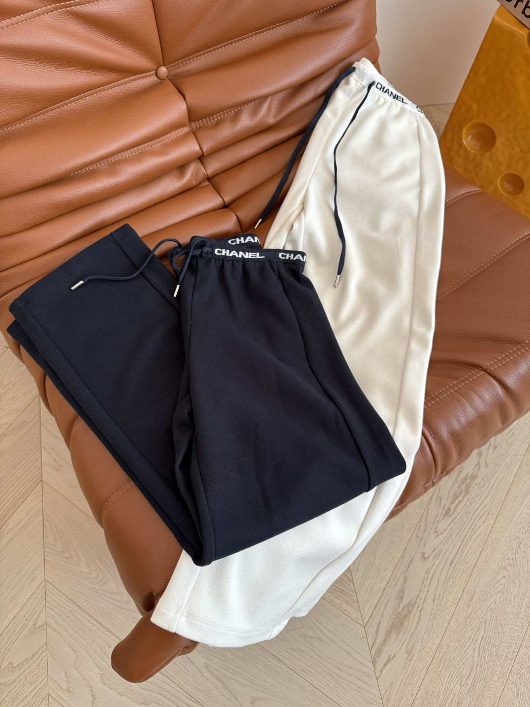 25秋冬 休闲必备直筒裤子 日常穿搭出街好帮手 各种外套卫衣毛衣随便搭 妥妥的休闲范和时髦感 腰部字母l