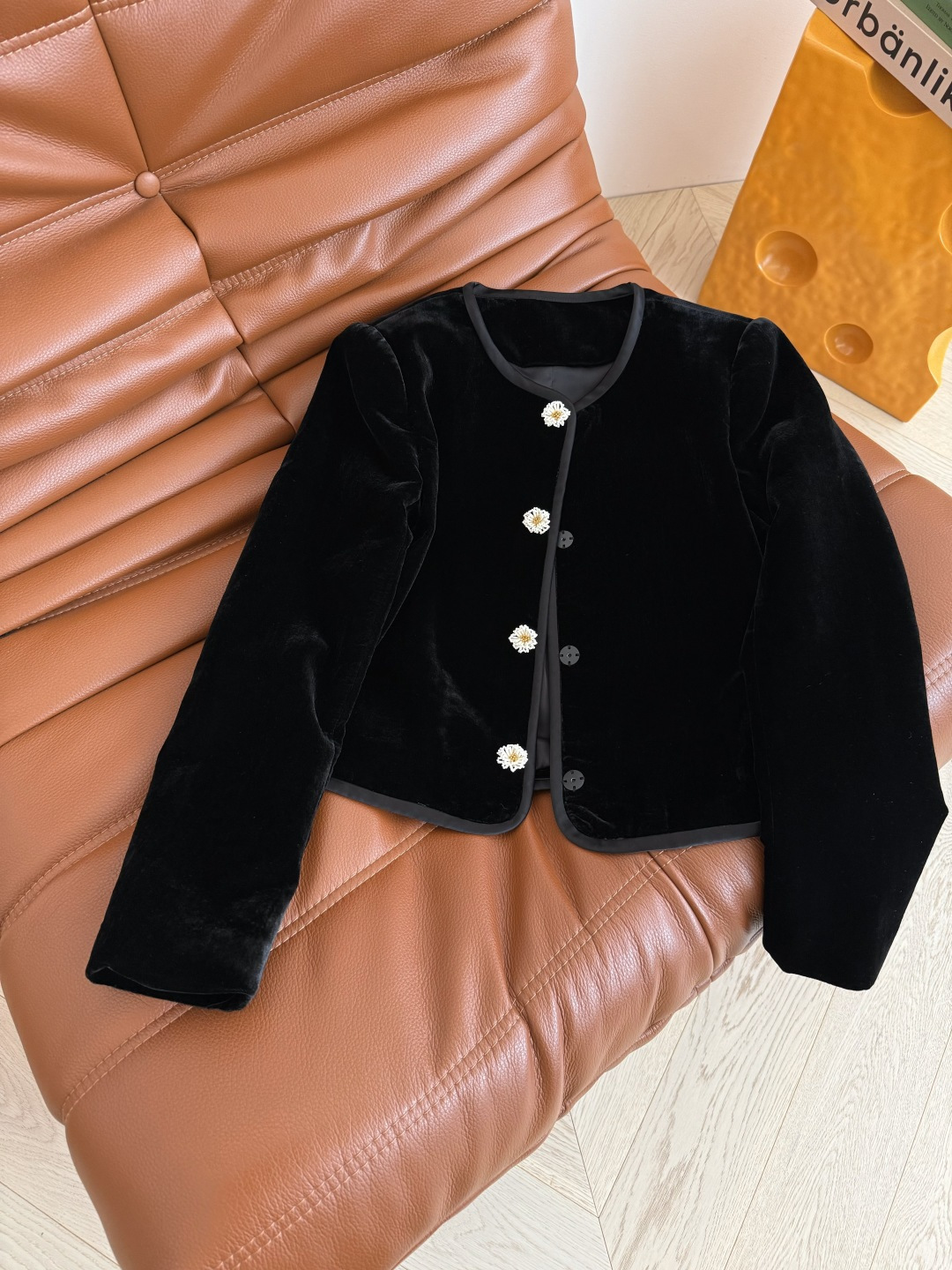 25秋冬 高级感花朵扣子装饰丝绒外套 精致感满满 优雅得体的一件丝绒外套 通勤百搭款 日常搭配也很高级 