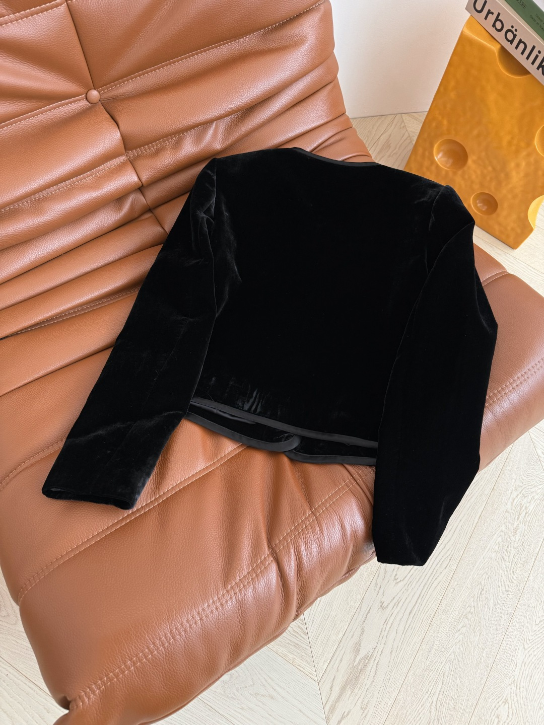 25秋冬 高级感花朵扣子装饰丝绒外套 精致感满满 优雅得体的一件丝绒外套 通勤百搭款 日常搭配也很高级 