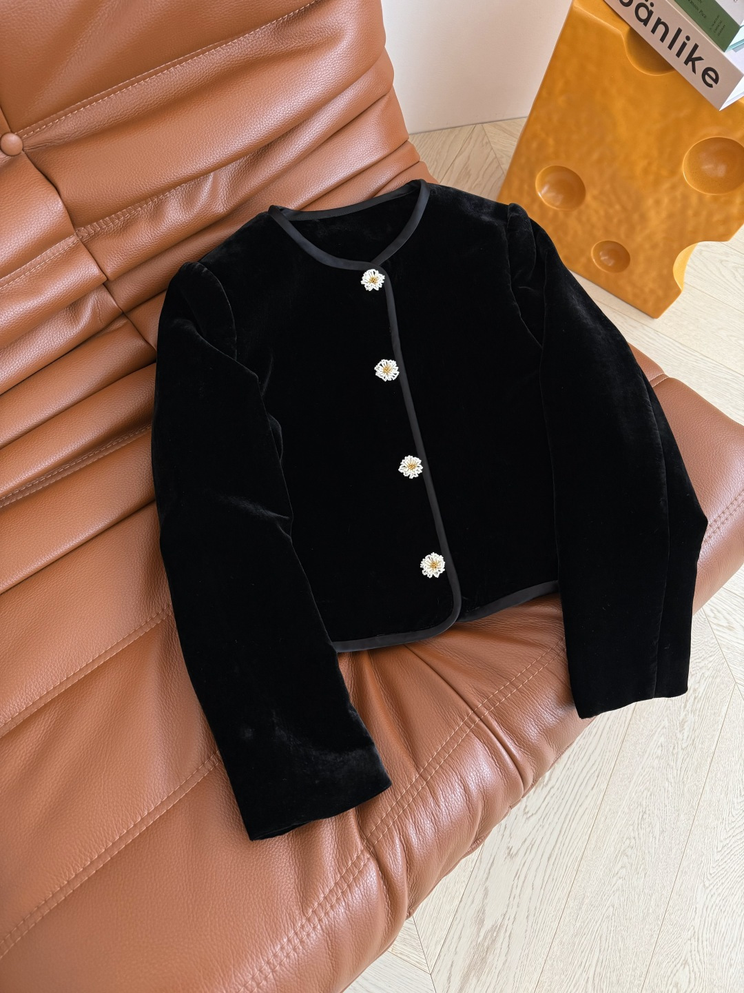 25秋冬 高级感花朵扣子装饰丝绒外套 精致感满满 优雅得体的一件丝绒外套 通勤百搭款 日常搭配也很高级 