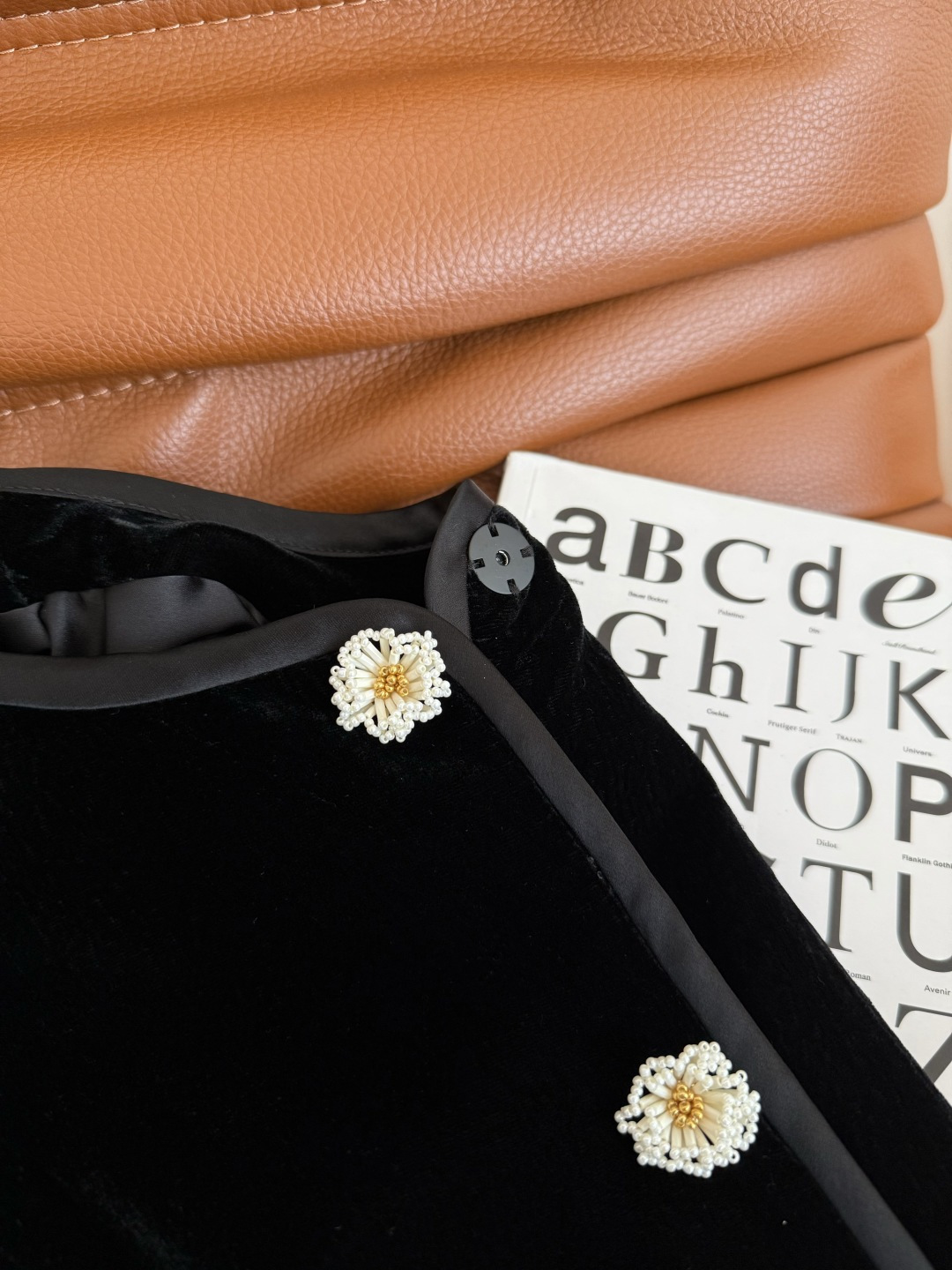 25秋冬 高级感花朵扣子装饰丝绒外套 精致感满满 优雅得体的一件丝绒外套 通勤百搭款 日常搭配也很高级 