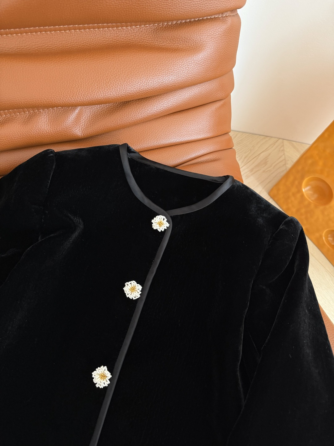 25秋冬 高级感花朵扣子装饰丝绒外套 精致感满满 优雅得体的一件丝绒外套 通勤百搭款 日常搭配也很高级 