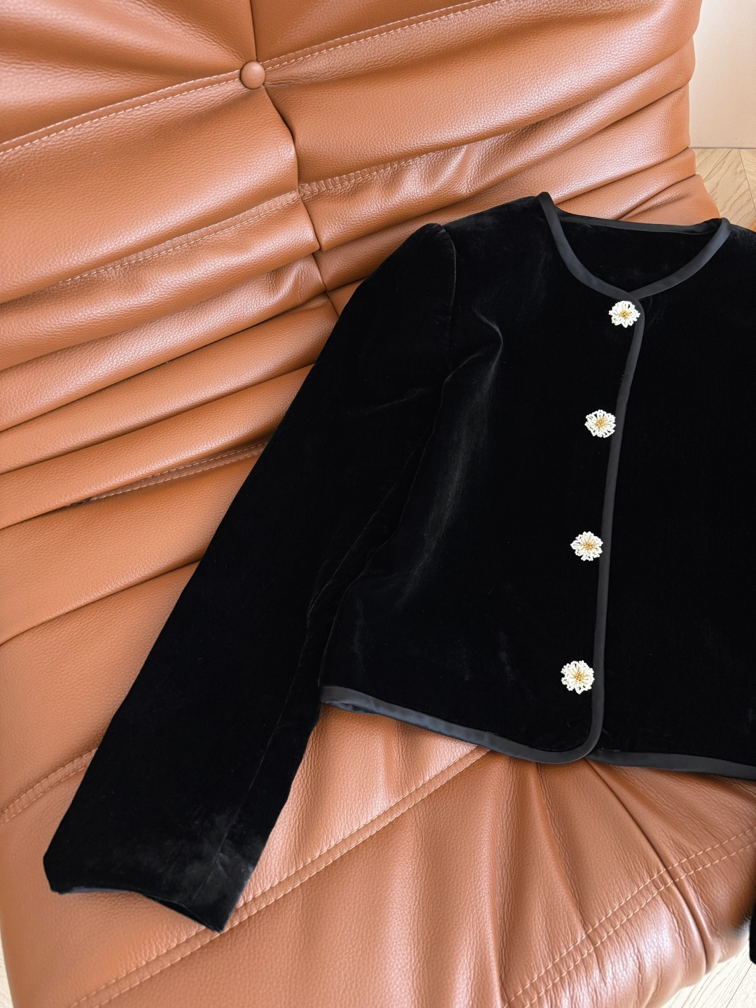 25秋冬 高级感花朵扣子装饰丝绒外套 精致感满满 优雅得体的一件丝绒外套 通勤百搭款 日常搭配也很高级 