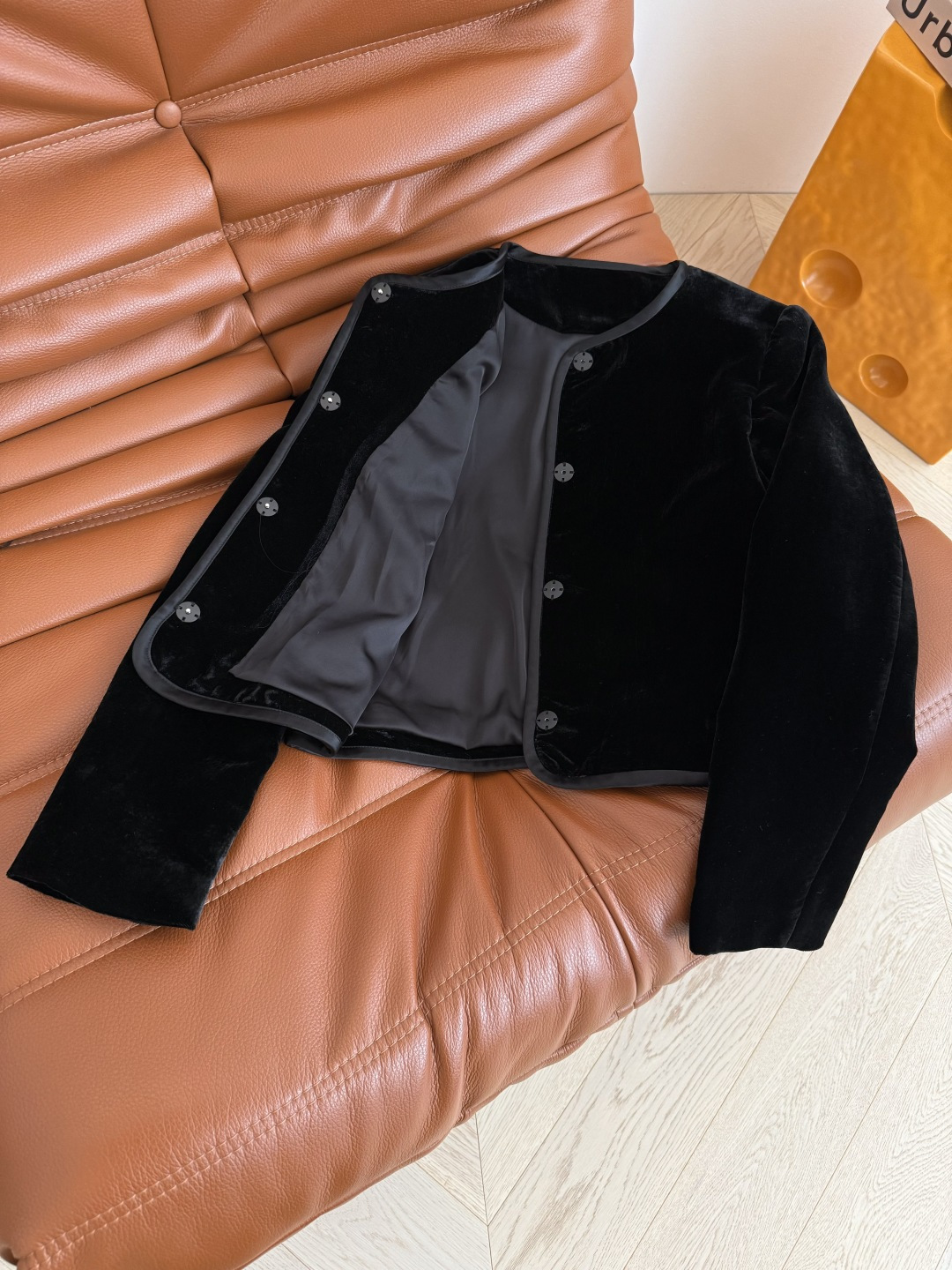 25秋冬 高级感花朵扣子装饰丝绒外套 精致感满满 优雅得体的一件丝绒外套 通勤百搭款 日常搭配也很高级 