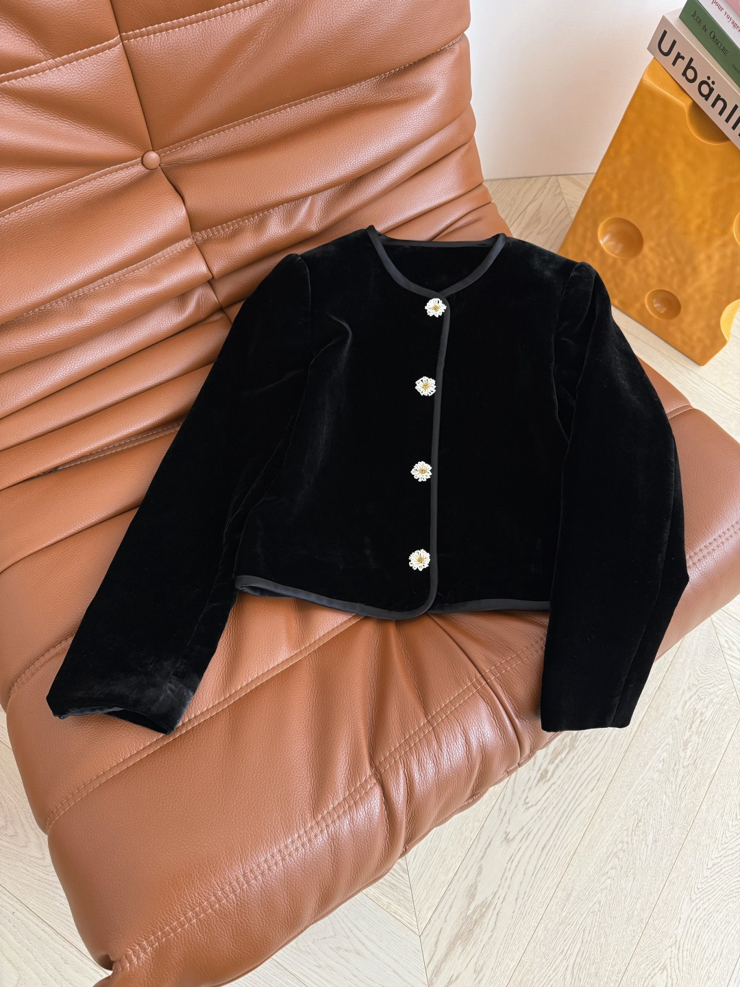 25秋冬 高级感花朵扣子装饰丝绒外套 精致感满满 优雅得体的一件丝绒外套 通勤百搭款 日常搭配也很高级 