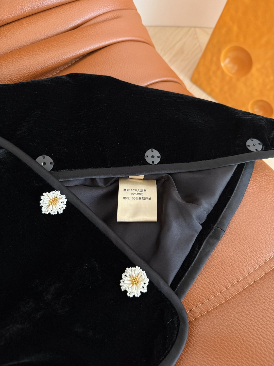 25秋冬 高级感花朵扣子装饰丝绒外套 精致感满满 优雅得体的一件丝绒外套 通勤百搭款 日常搭配也很高级 
