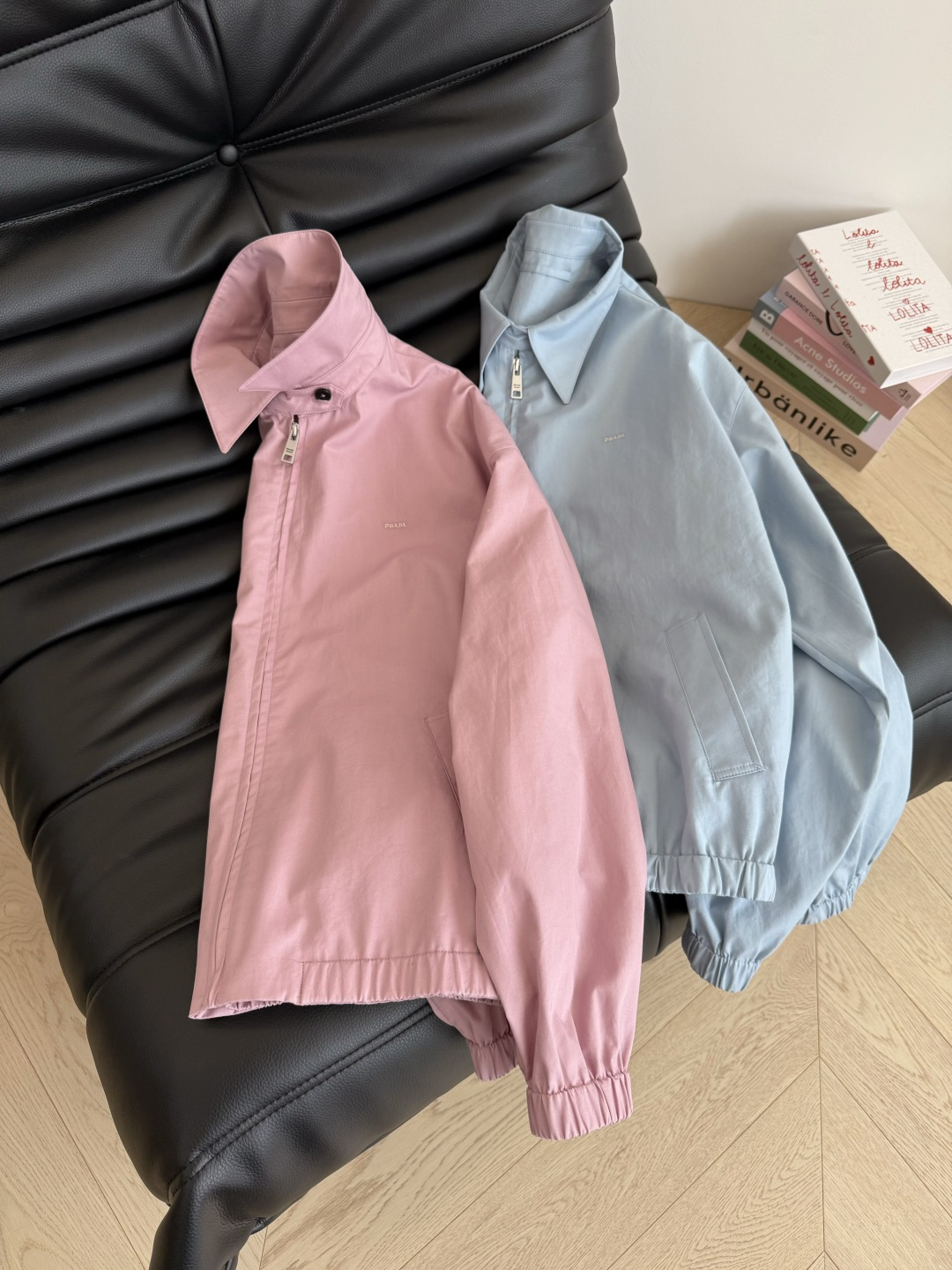 让人好心情的颜色 25秋冬 小字母logo刺绣夹克风衣 做旧粉色和雾霾蓝两个颜色都让人爱不释手 上身大写