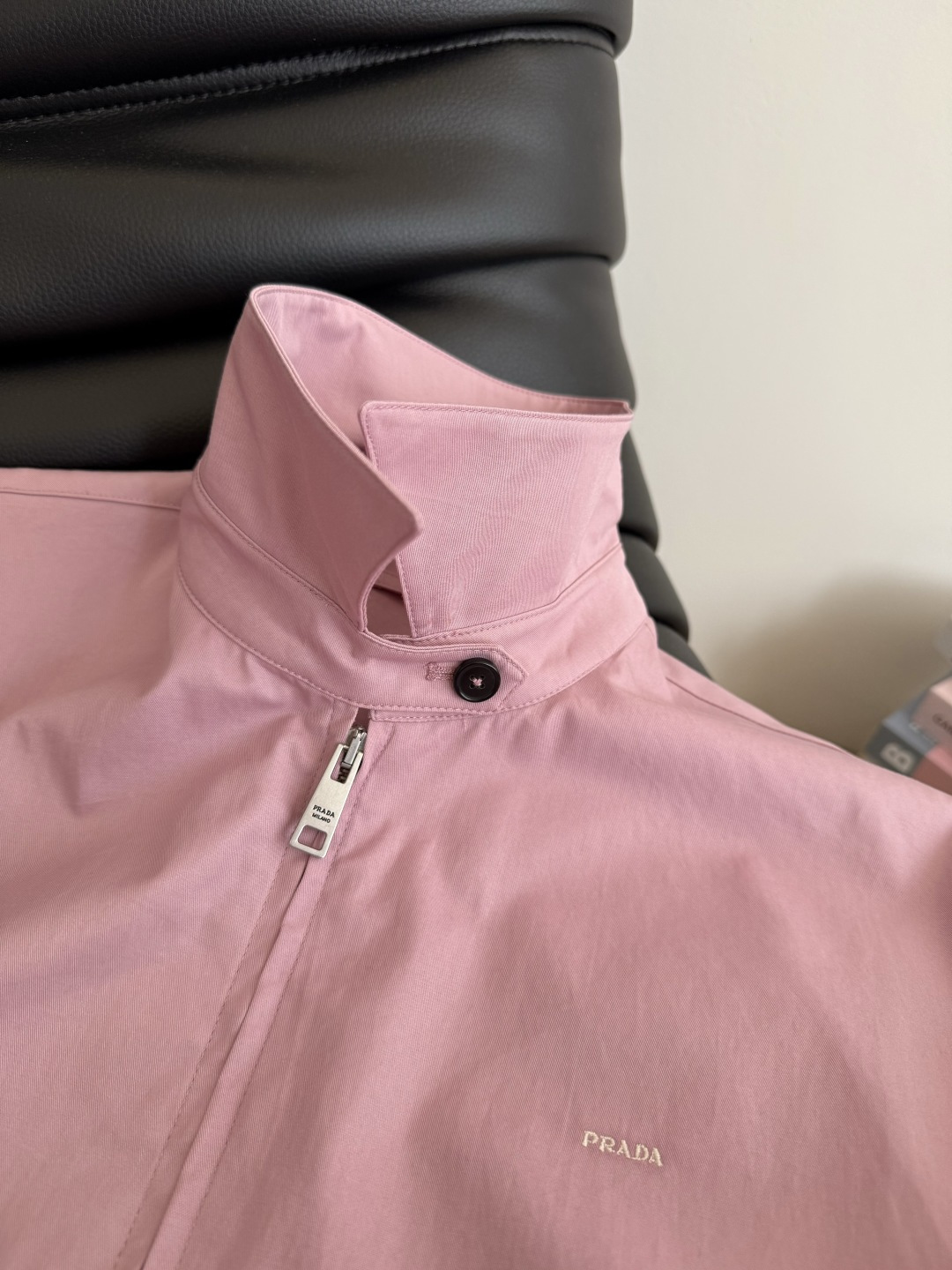 让人好心情的颜色 25秋冬 小字母logo刺绣夹克风衣 做旧粉色和雾霾蓝两个颜色都让人爱不释手 上身大写