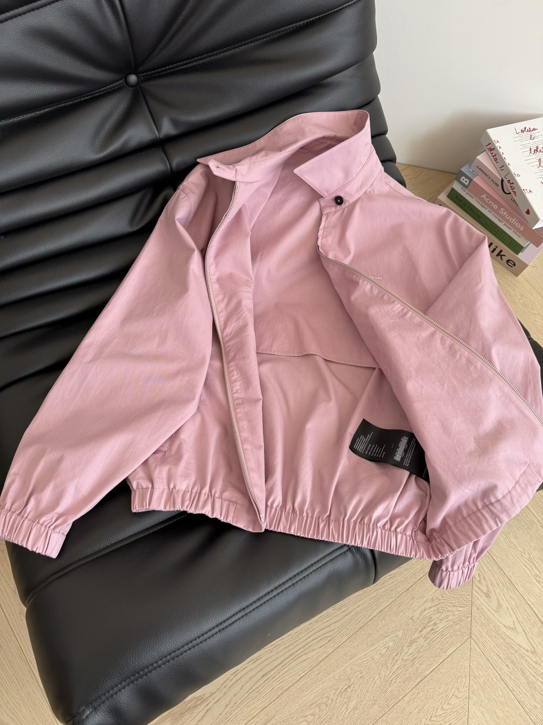 让人好心情的颜色 25秋冬 小字母logo刺绣夹克风衣 做旧粉色和雾霾蓝两个颜色都让人爱不释手 上身大写