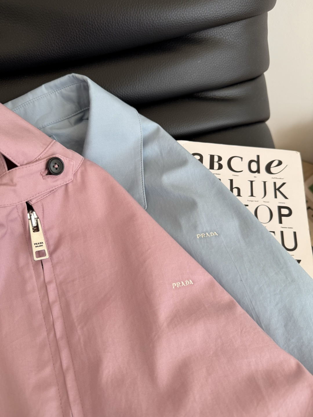 让人好心情的颜色 25秋冬 小字母logo刺绣夹克风衣 做旧粉色和雾霾蓝两个颜色都让人爱不释手 上身大写