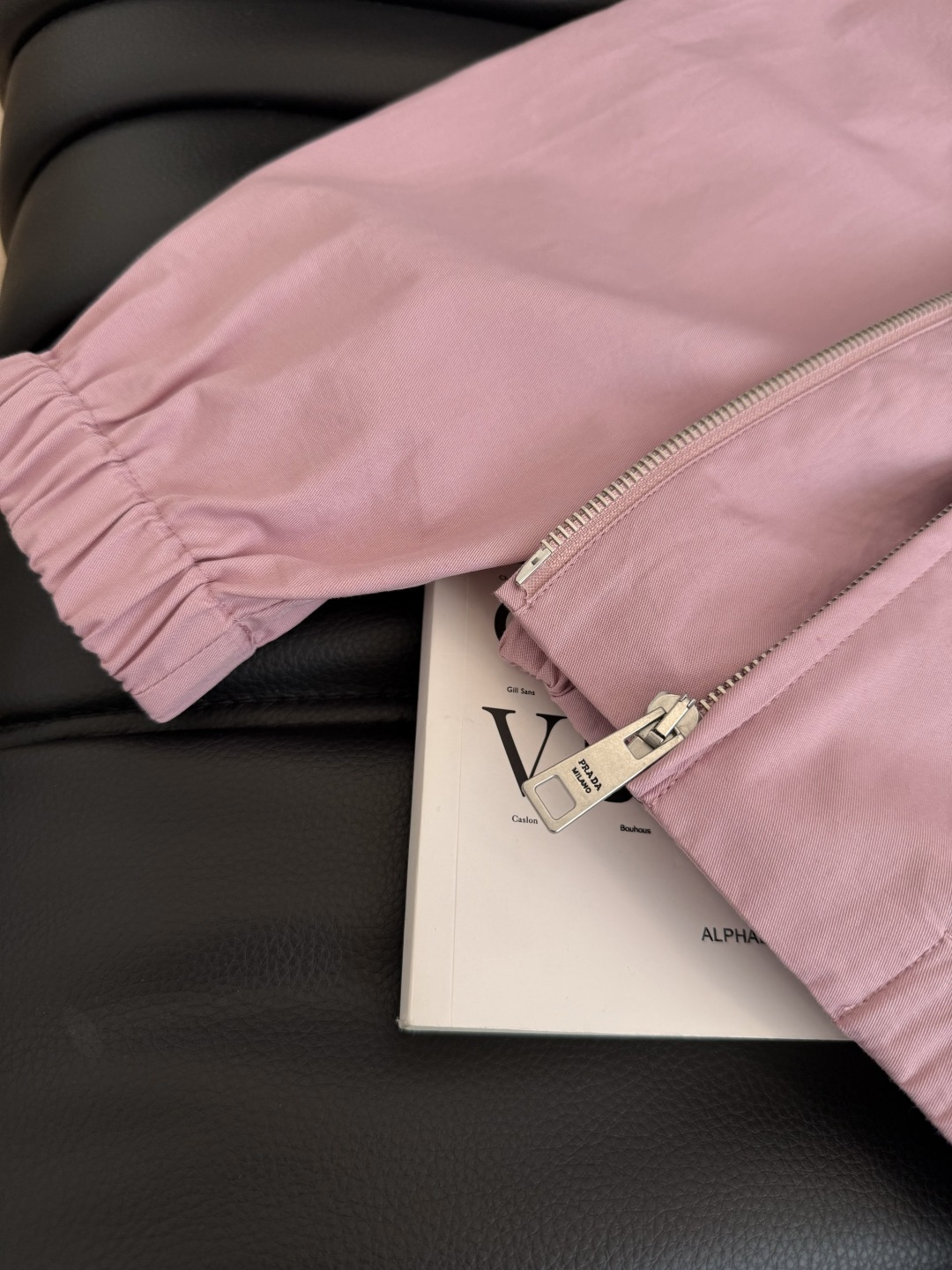 让人好心情的颜色 25秋冬 小字母logo刺绣夹克风衣 做旧粉色和雾霾蓝两个颜色都让人爱不释手 上身大写