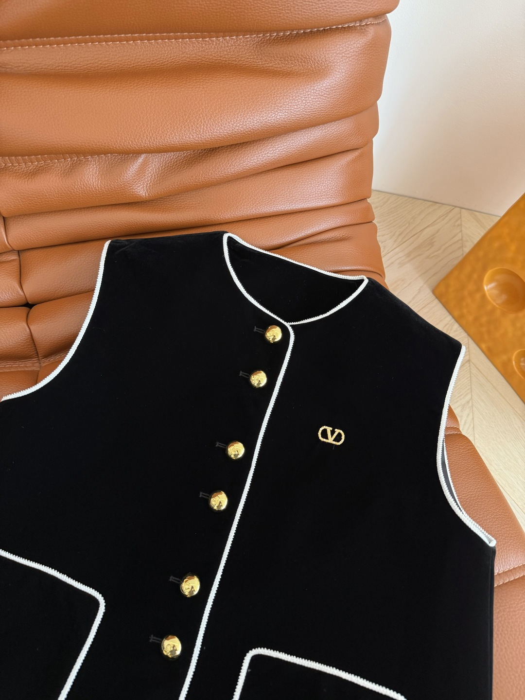 精致感在线 25秋冬 镶边设计丝绒马甲 V字小金属装饰 和纽扣相呼应 一整个高级Look 任何叠穿打底衫