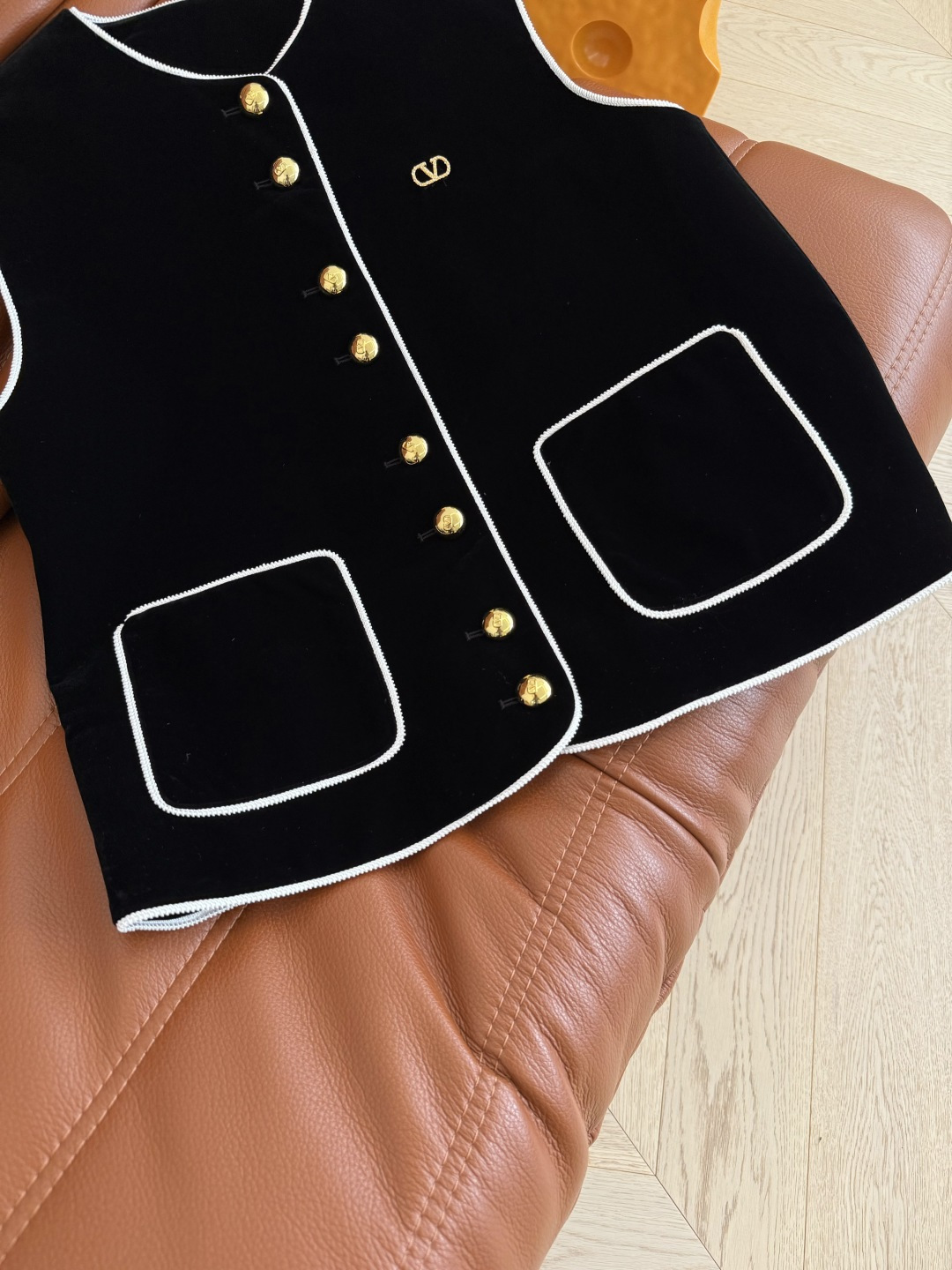 精致感在线 25秋冬 镶边设计丝绒马甲 V字小金属装饰 和纽扣相呼应 一整个高级Look 任何叠穿打底衫