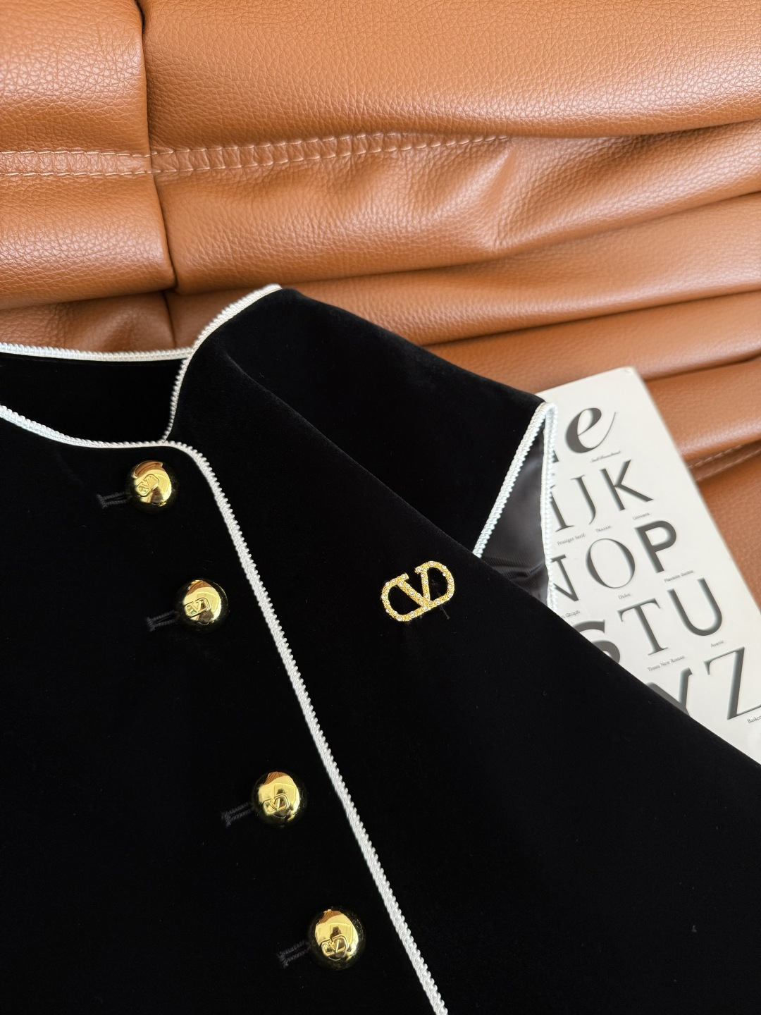 精致感在线 25秋冬 镶边设计丝绒马甲 V字小金属装饰 和纽扣相呼应 一整个高级Look 任何叠穿打底衫