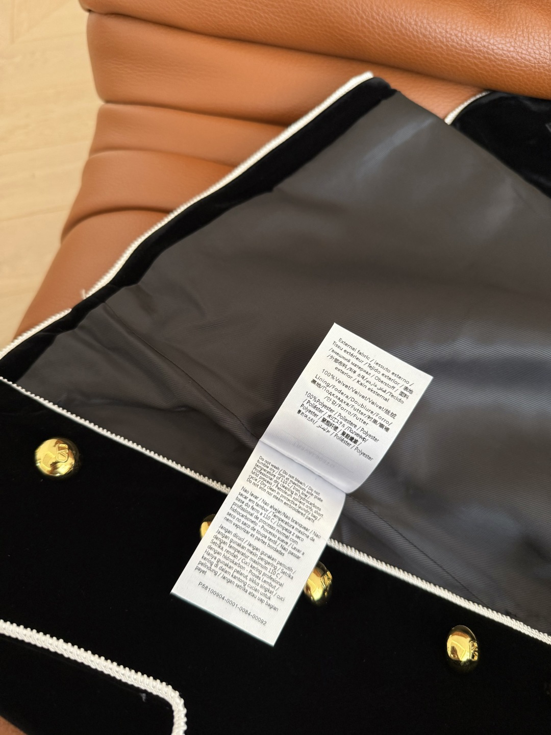 精致感在线 25秋冬 镶边设计丝绒马甲 V字小金属装饰 和纽扣相呼应 一整个高级Look 任何叠穿打底衫