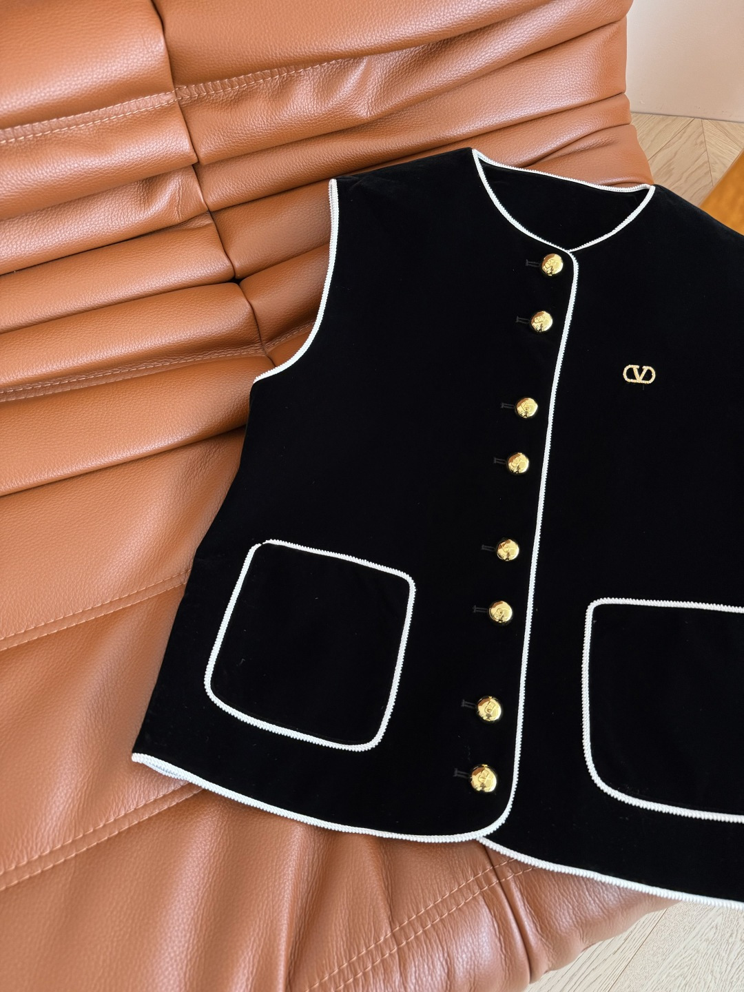 精致感在线 25秋冬 镶边设计丝绒马甲 V字小金属装饰 和纽扣相呼应 一整个高级Look 任何叠穿打底衫