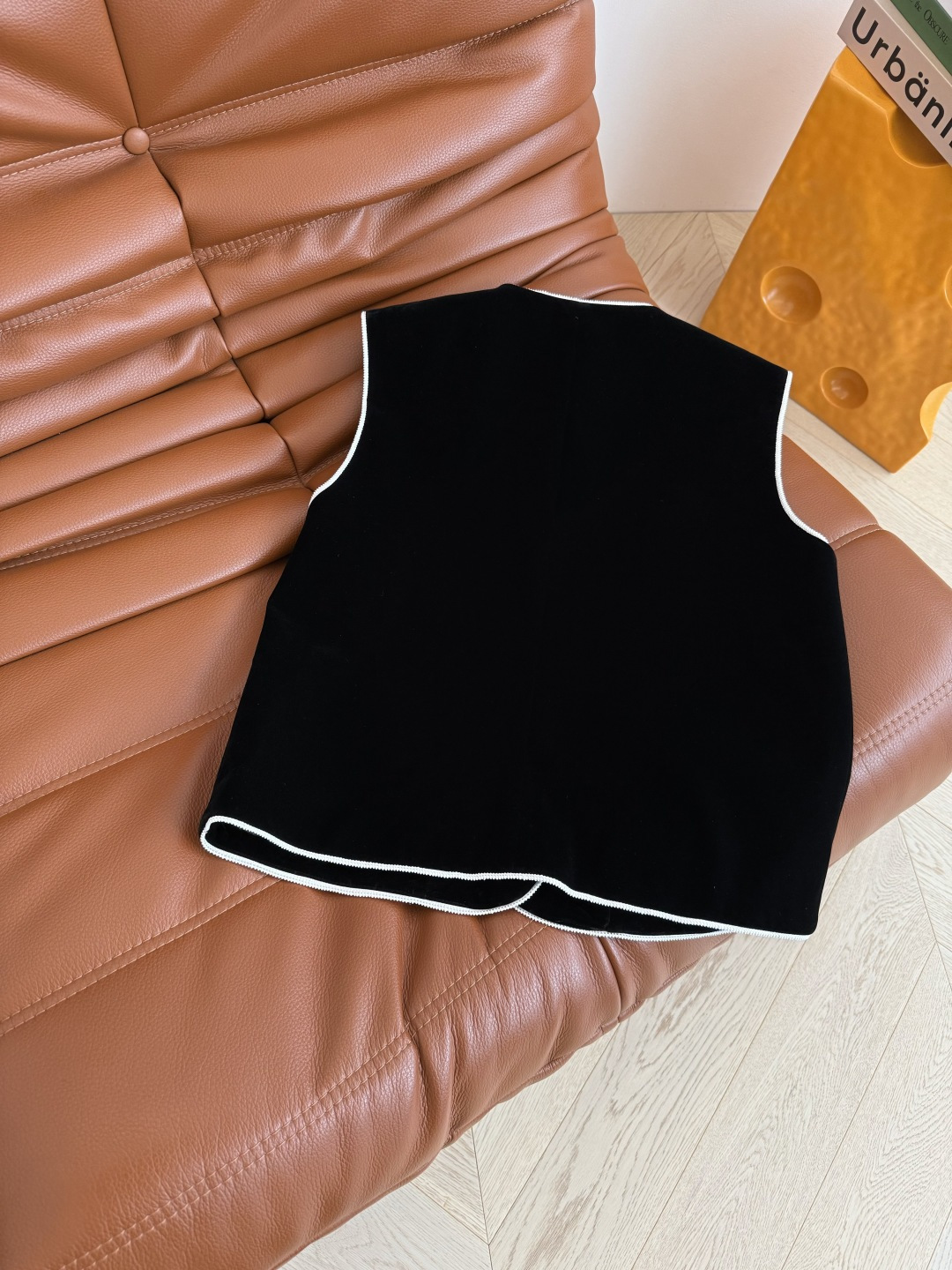 精致感在线 25秋冬 镶边设计丝绒马甲 V字小金属装饰 和纽扣相呼应 一整个高级Look 任何叠穿打底衫