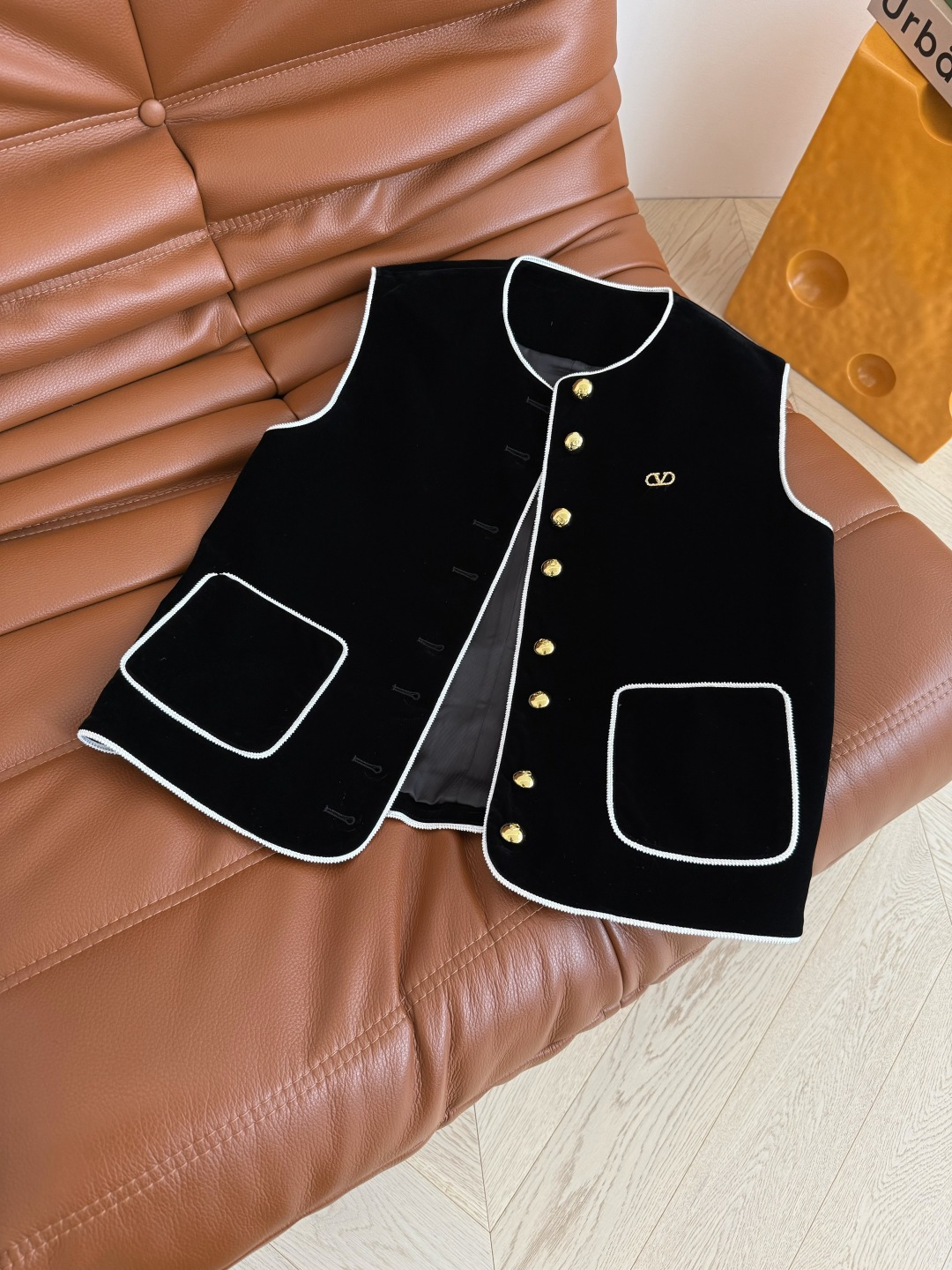 精致感在线 25秋冬 镶边设计丝绒马甲 V字小金属装饰 和纽扣相呼应 一整个高级Look 任何叠穿打底衫