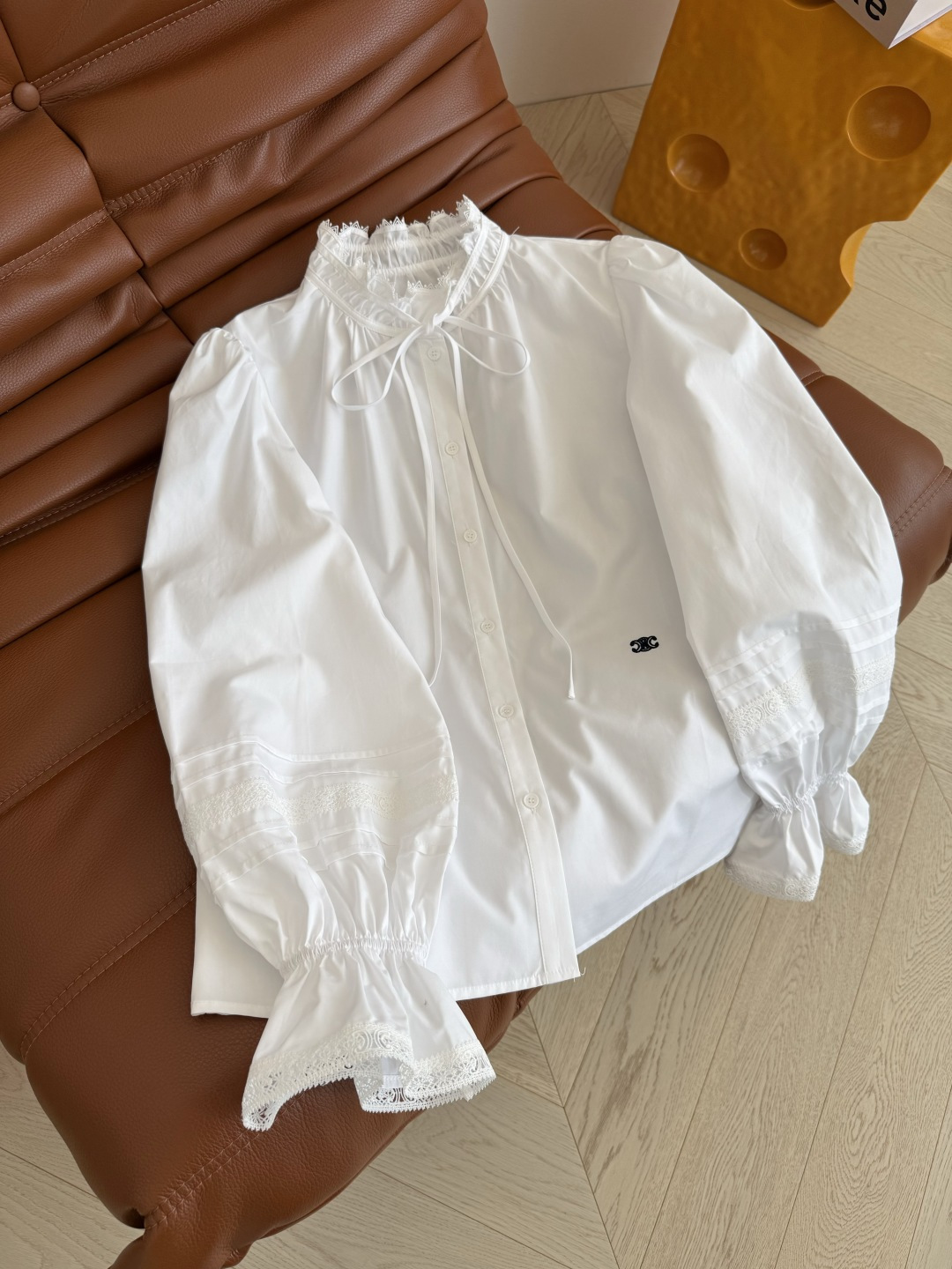 25秋冬 复古灯笼袖设计衬衫 超高颜值的单穿衬衫 也可以打底跌穿 腰部采用凯旋门logo刺绣点缀 花边小