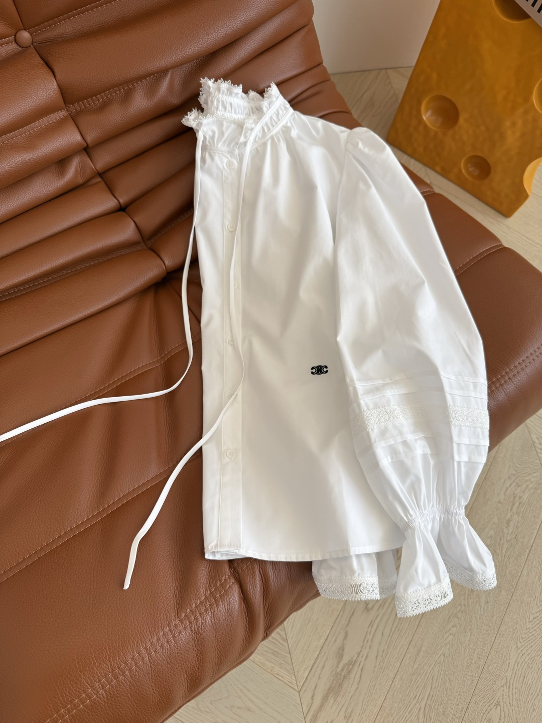 25秋冬 复古灯笼袖设计衬衫 超高颜值的单穿衬衫 也可以打底跌穿 腰部采用凯旋门logo刺绣点缀 花边小