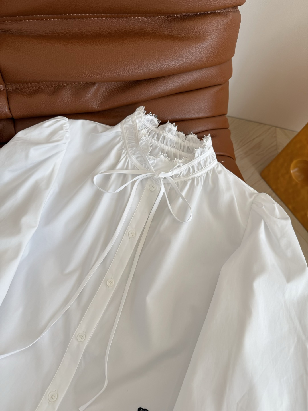 25秋冬 复古灯笼袖设计衬衫 超高颜值的单穿衬衫 也可以打底跌穿 腰部采用凯旋门logo刺绣点缀 花边小