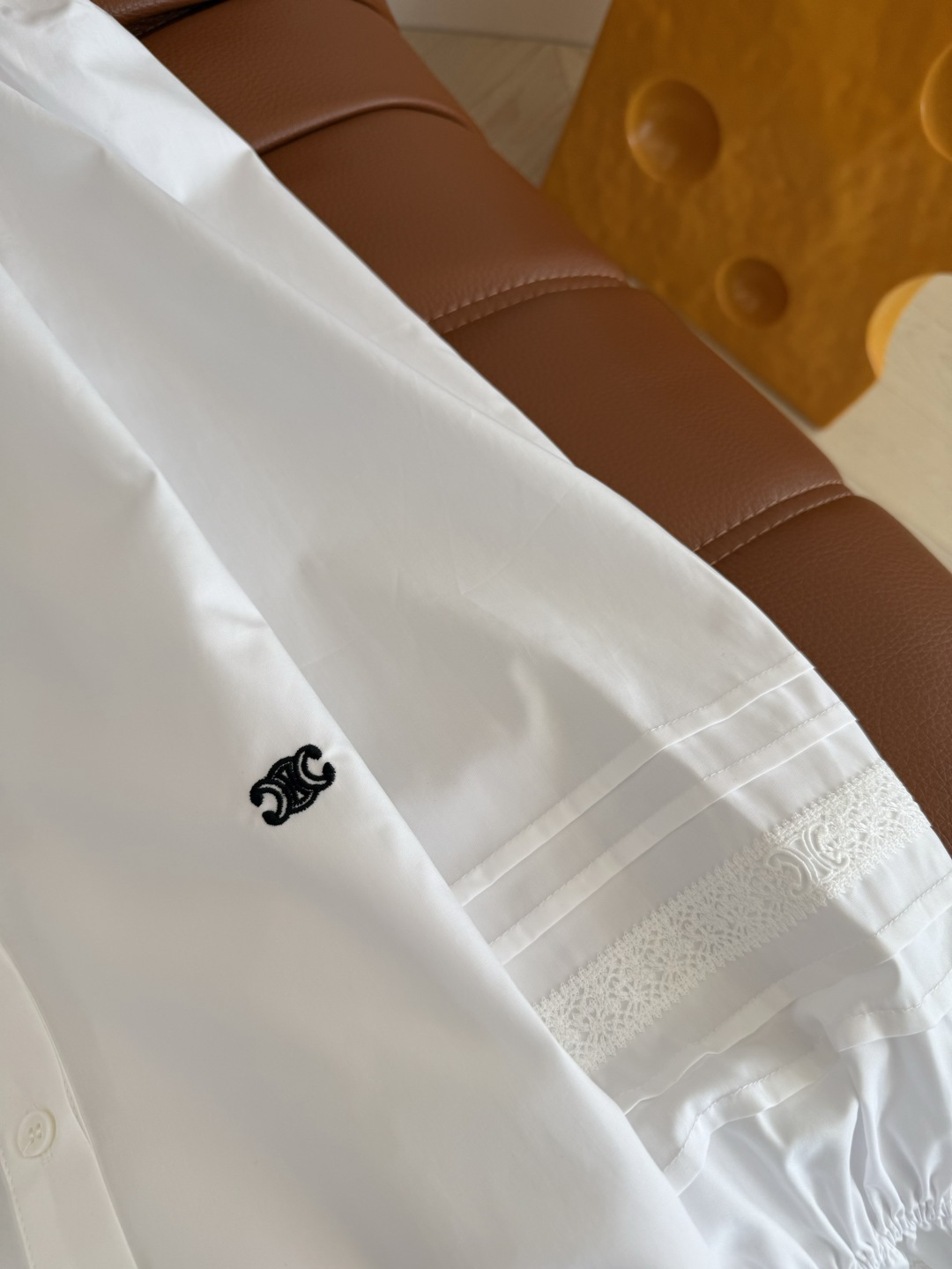 25秋冬 复古灯笼袖设计衬衫 超高颜值的单穿衬衫 也可以打底跌穿 腰部采用凯旋门logo刺绣点缀 花边小