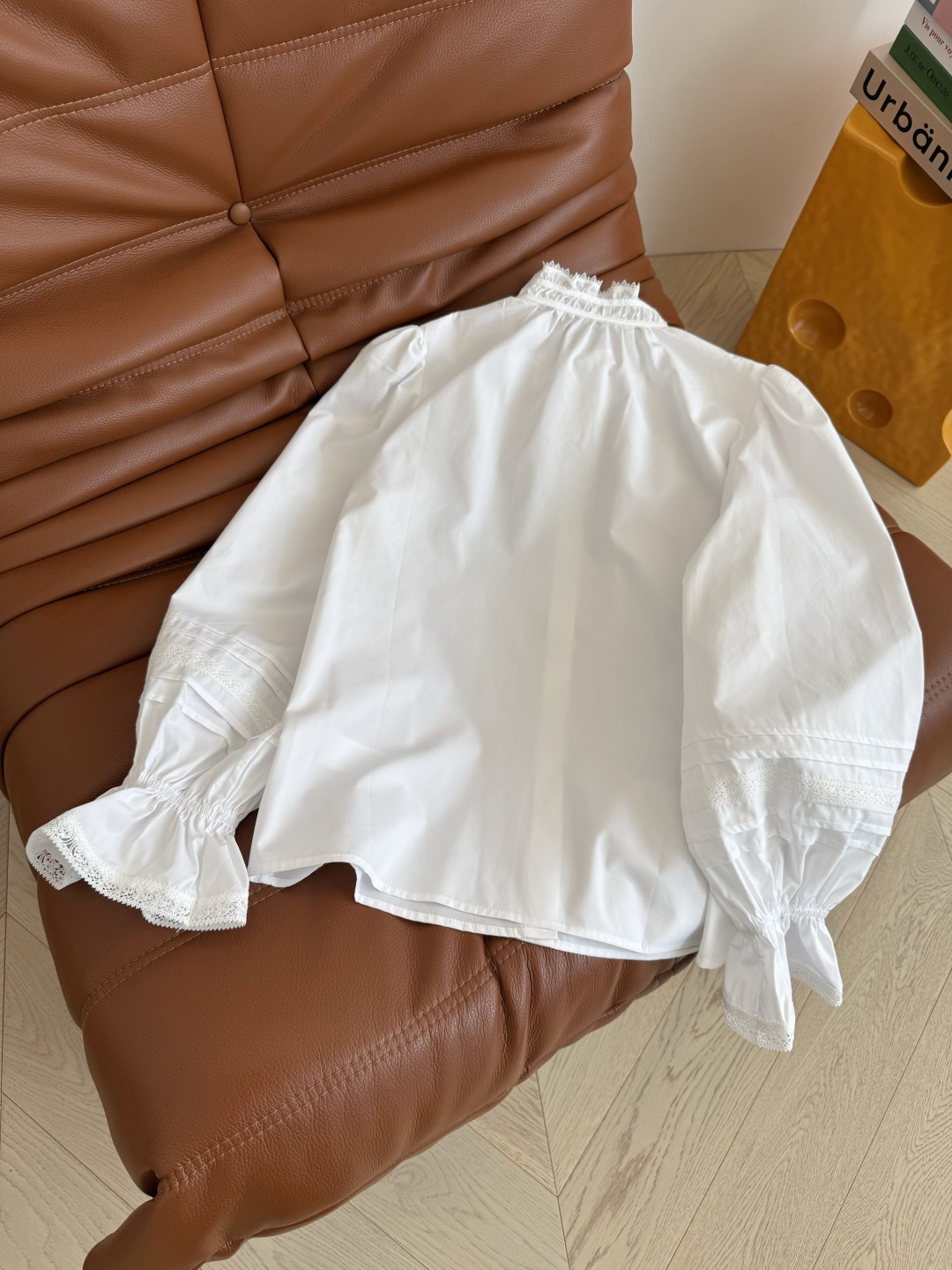 25秋冬 复古灯笼袖设计衬衫 超高颜值的单穿衬衫 也可以打底跌穿 腰部采用凯旋门logo刺绣点缀 花边小