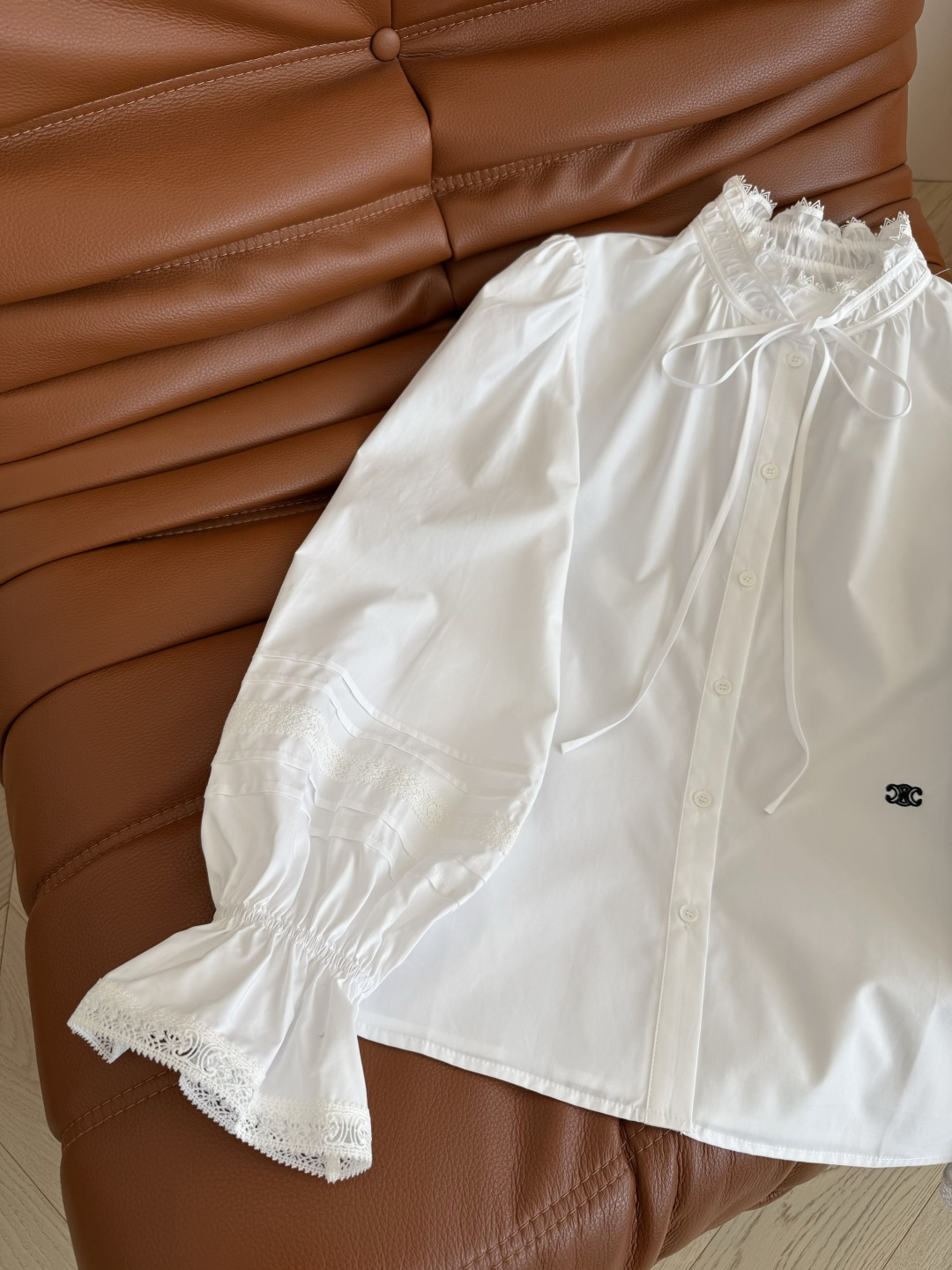 25秋冬 复古灯笼袖设计衬衫 超高颜值的单穿衬衫 也可以打底跌穿 腰部采用凯旋门logo刺绣点缀 花边小