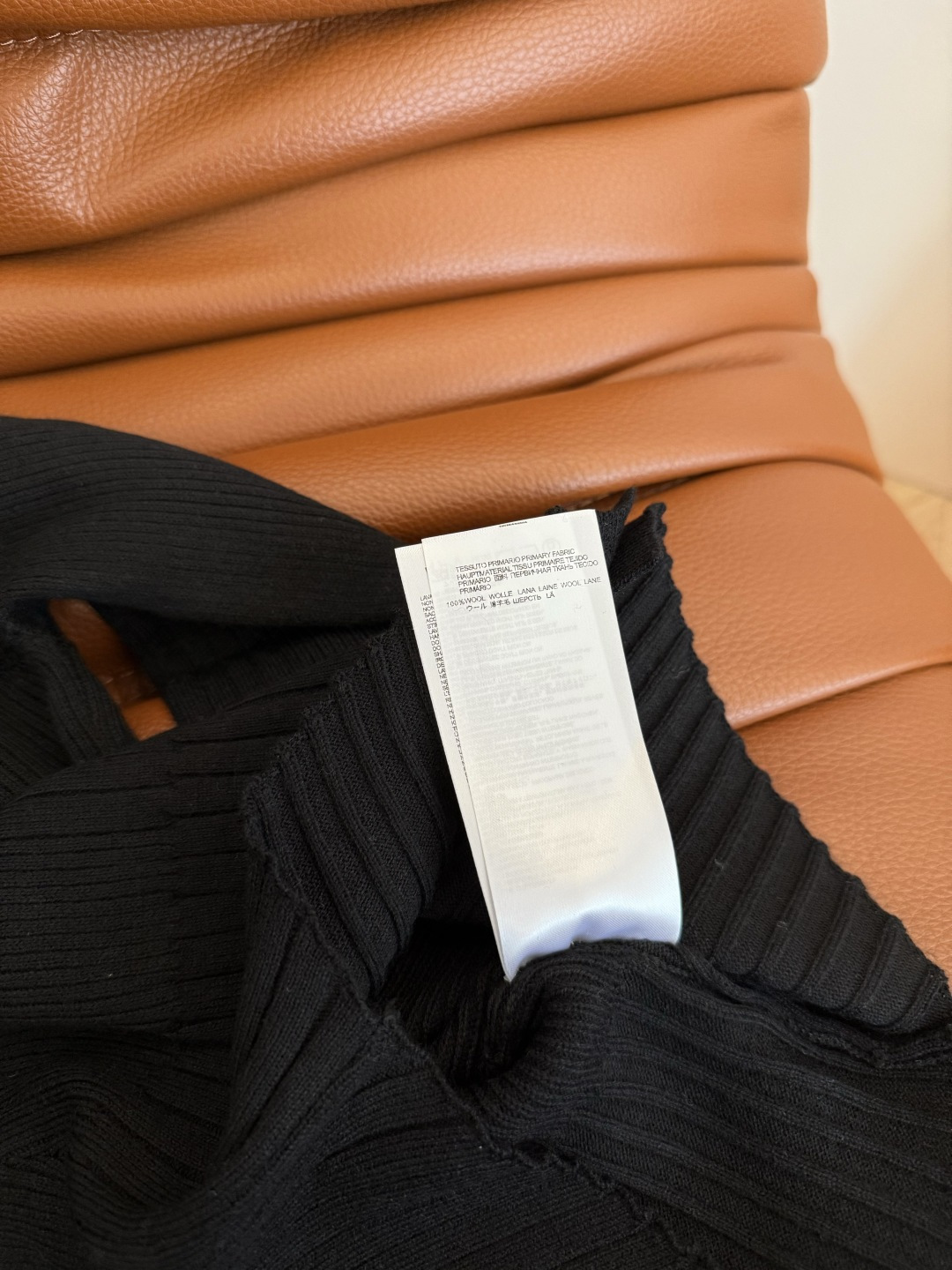 瘦身针织衫 25秋冬 土星图案刺绣logo针织上衣 可打底可单穿 修身弹性版型 下摆是V字设计 上身显得