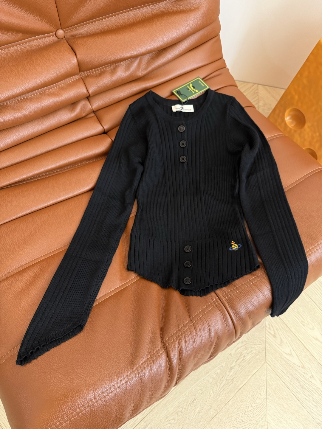 瘦身针织衫 25秋冬 土星图案刺绣logo针织上衣 可打底可单穿 修身弹性版型 下摆是V字设计 上身显得