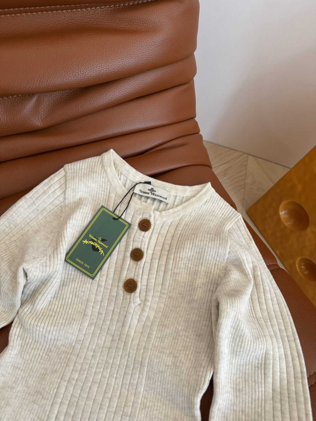 瘦身针织衫 25秋冬 土星图案刺绣logo针织上衣 可打底可单穿 修身弹性版型 下摆是V字设计 上身显得