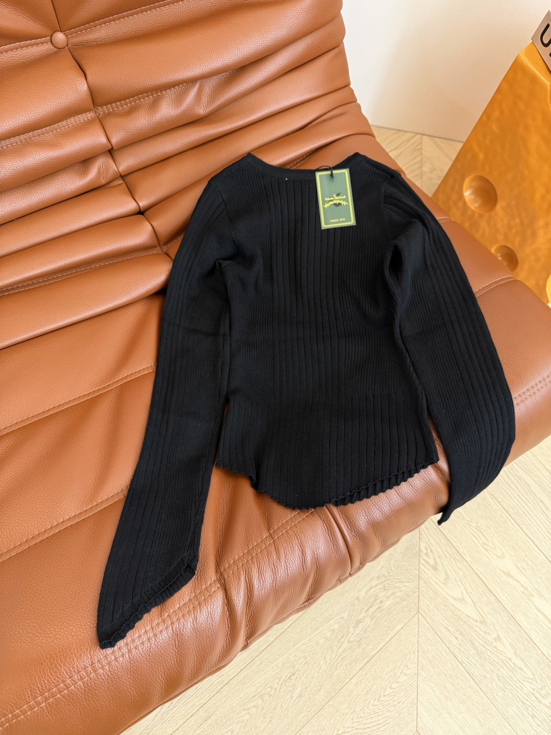 瘦身针织衫 25秋冬 土星图案刺绣logo针织上衣 可打底可单穿 修身弹性版型 下摆是V字设计 上身显得