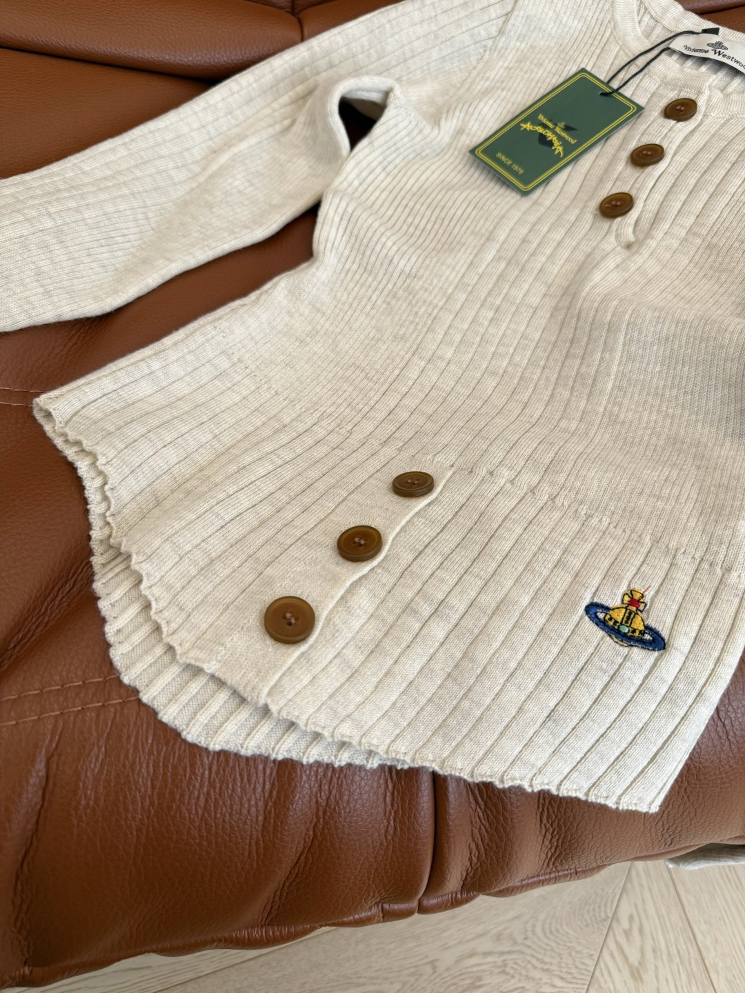 瘦身针织衫 25秋冬 土星图案刺绣logo针织上衣 可打底可单穿 修身弹性版型 下摆是V字设计 上身显得