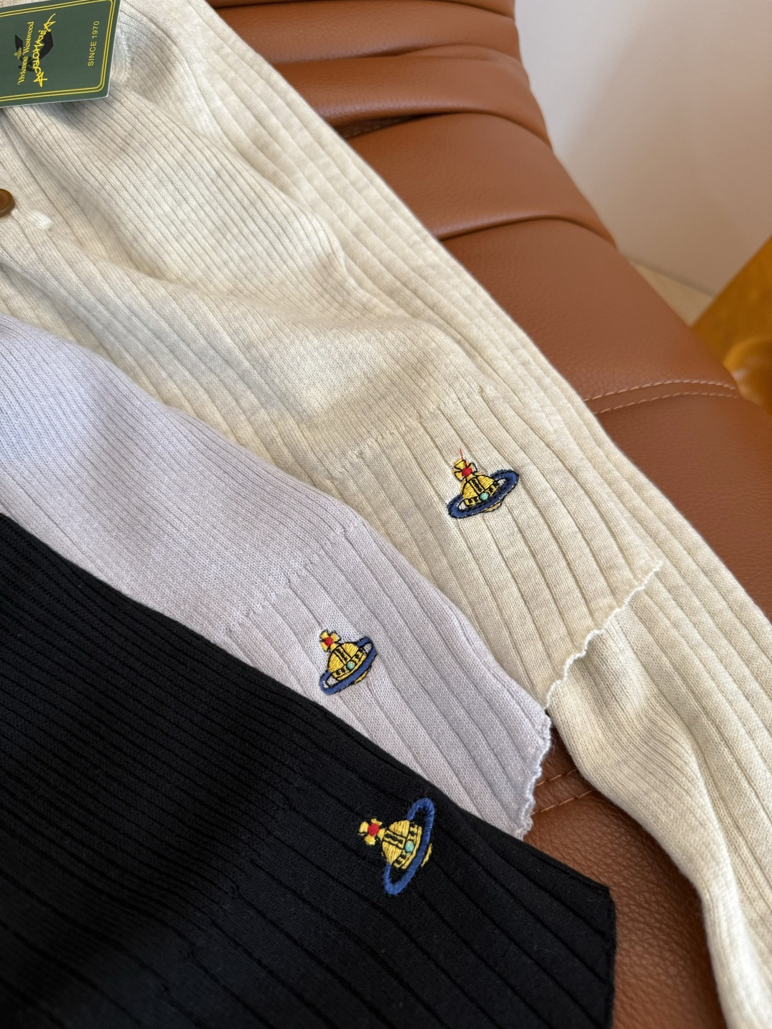 瘦身针织衫 25秋冬 土星图案刺绣logo针织上衣 可打底可单穿 修身弹性版型 下摆是V字设计 上身显得