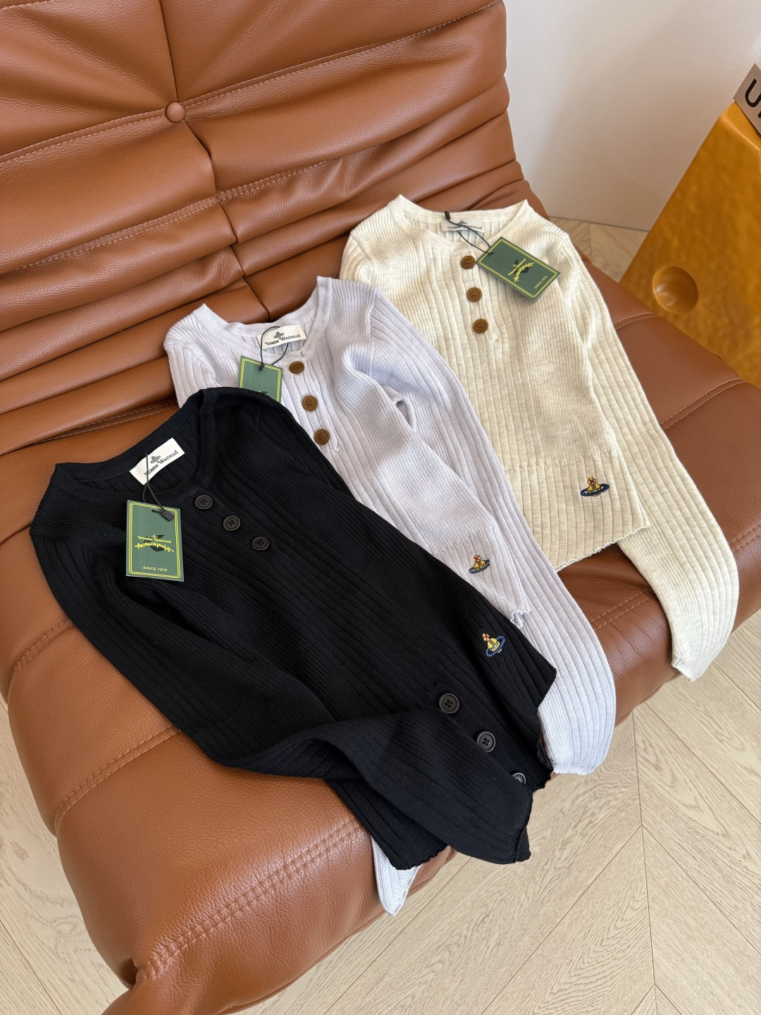 瘦身针织衫 25秋冬 土星图案刺绣logo针织上衣 可打底可单穿 修身弹性版型 下摆是V字设计 上身显得