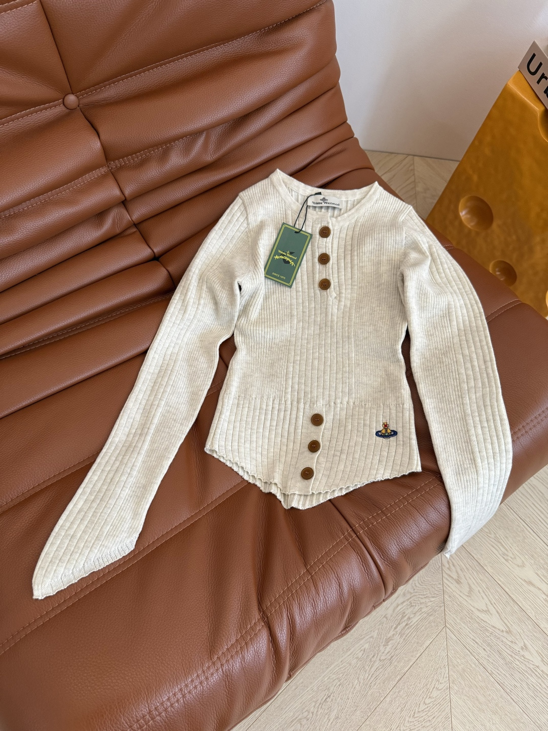 瘦身针织衫 25秋冬 土星图案刺绣logo针织上衣 可打底可单穿 修身弹性版型 下摆是V字设计 上身显得