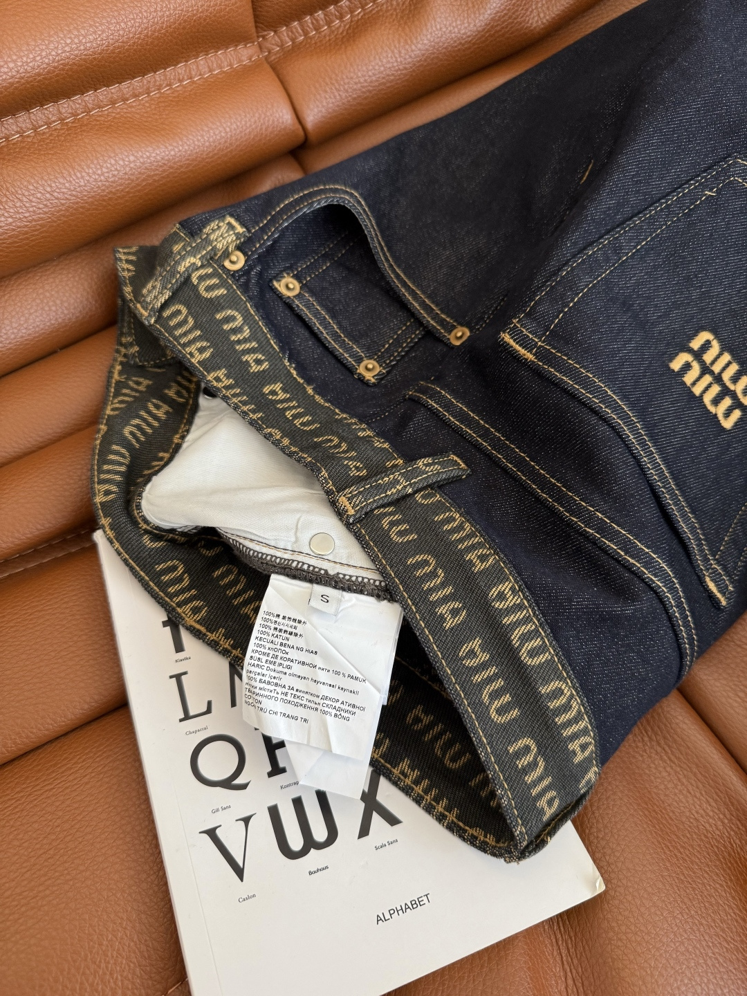 25秋冬 百搭原色阔腿牛仔裤 字母logo腰头拼接 裤脚也可以卷边露出logo 很有设计感又吸睛 是百搭