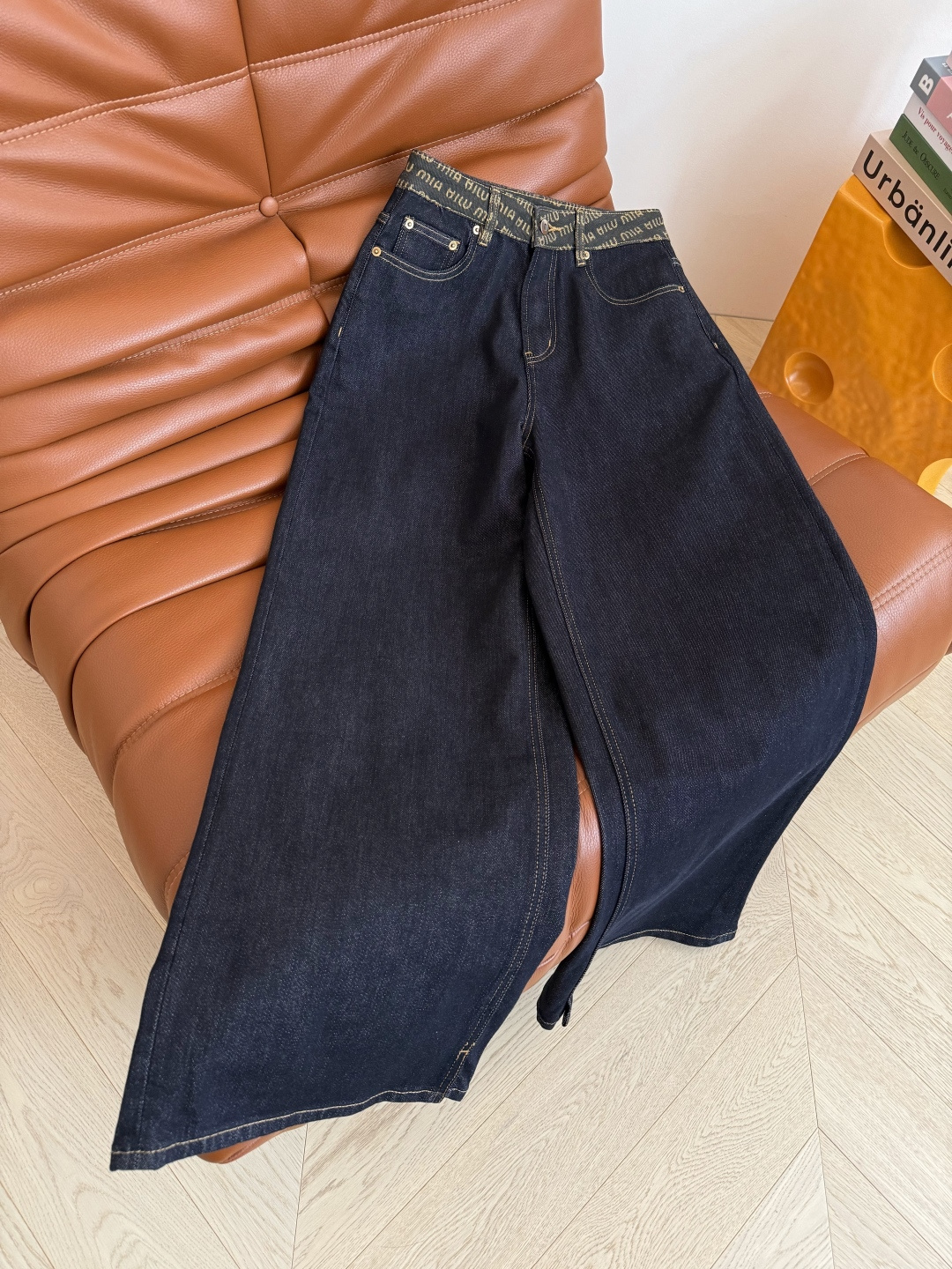 25秋冬 百搭原色阔腿牛仔裤 字母logo腰头拼接 裤脚也可以卷边露出logo 很有设计感又吸睛 是百搭