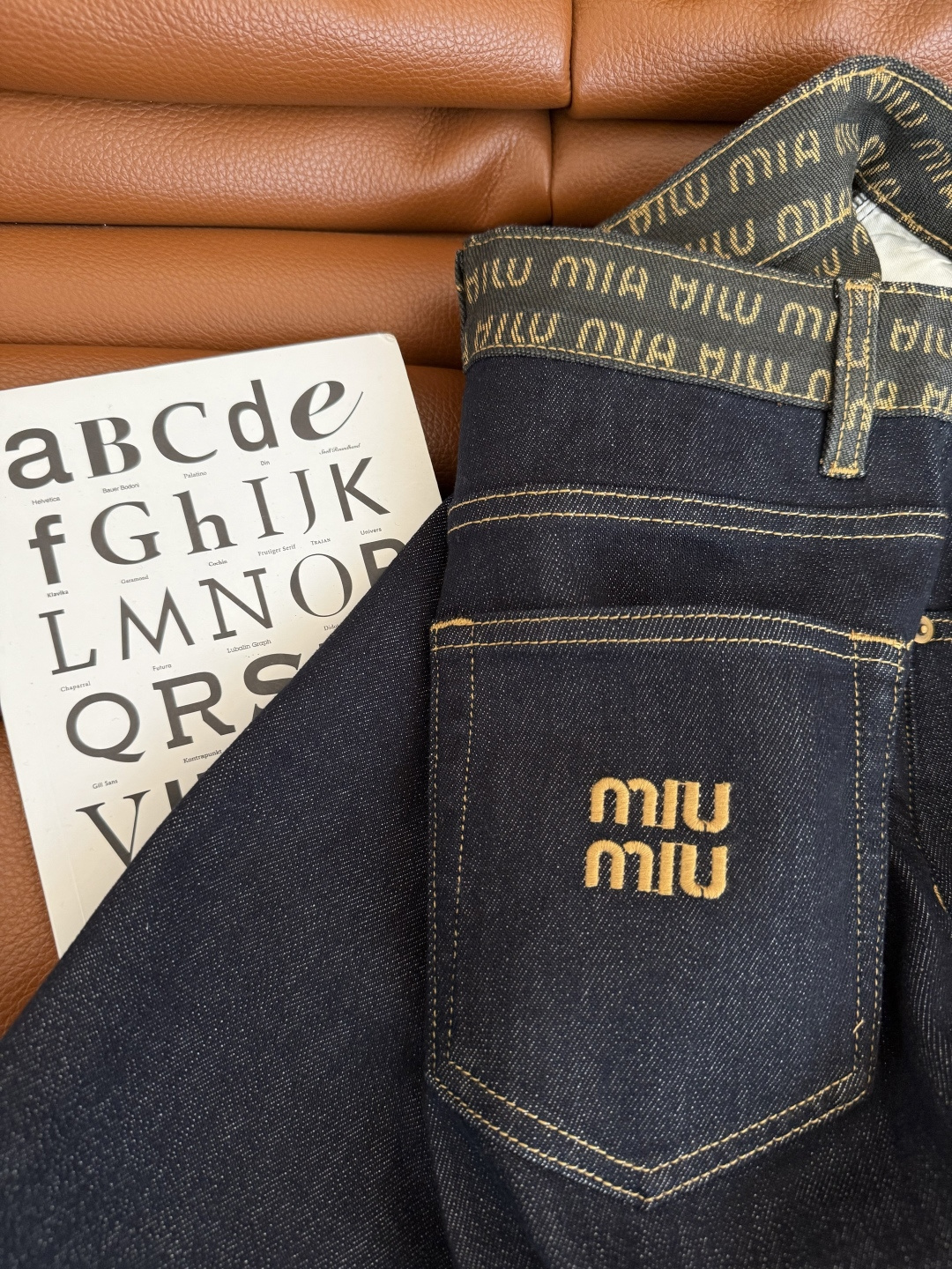 25秋冬 百搭原色阔腿牛仔裤 字母logo腰头拼接 裤脚也可以卷边露出logo 很有设计感又吸睛 是百搭