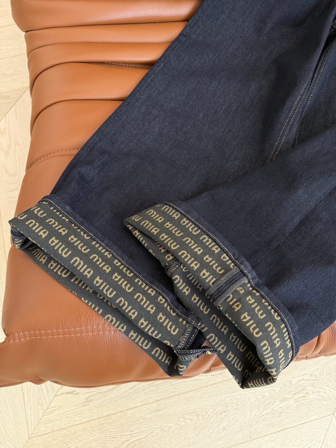 25秋冬 百搭原色阔腿牛仔裤 字母logo腰头拼接 裤脚也可以卷边露出logo 很有设计感又吸睛 是百搭