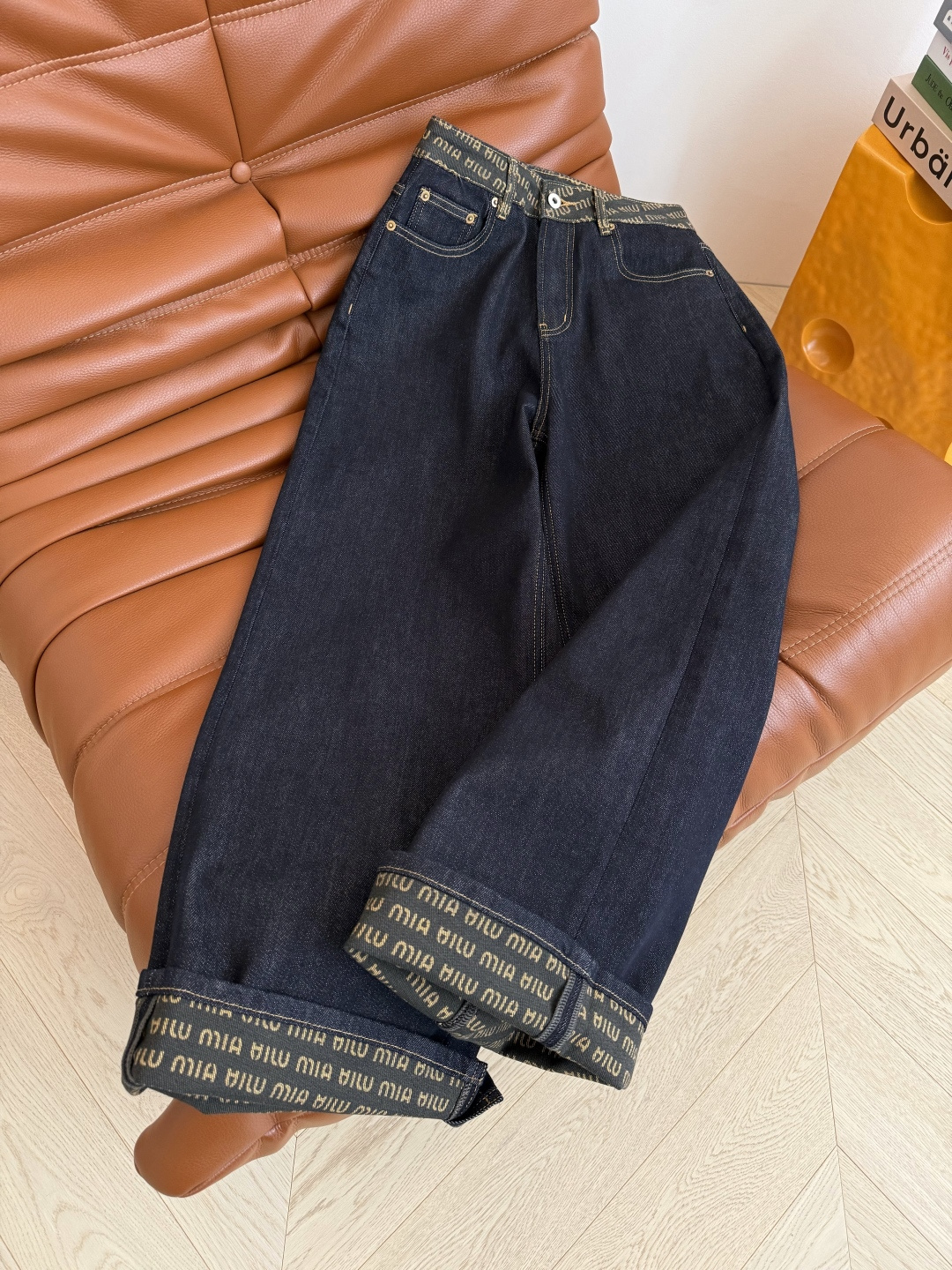 25秋冬 百搭原色阔腿牛仔裤 字母logo腰头拼接 裤脚也可以卷边露出logo 很有设计感又吸睛 是百搭